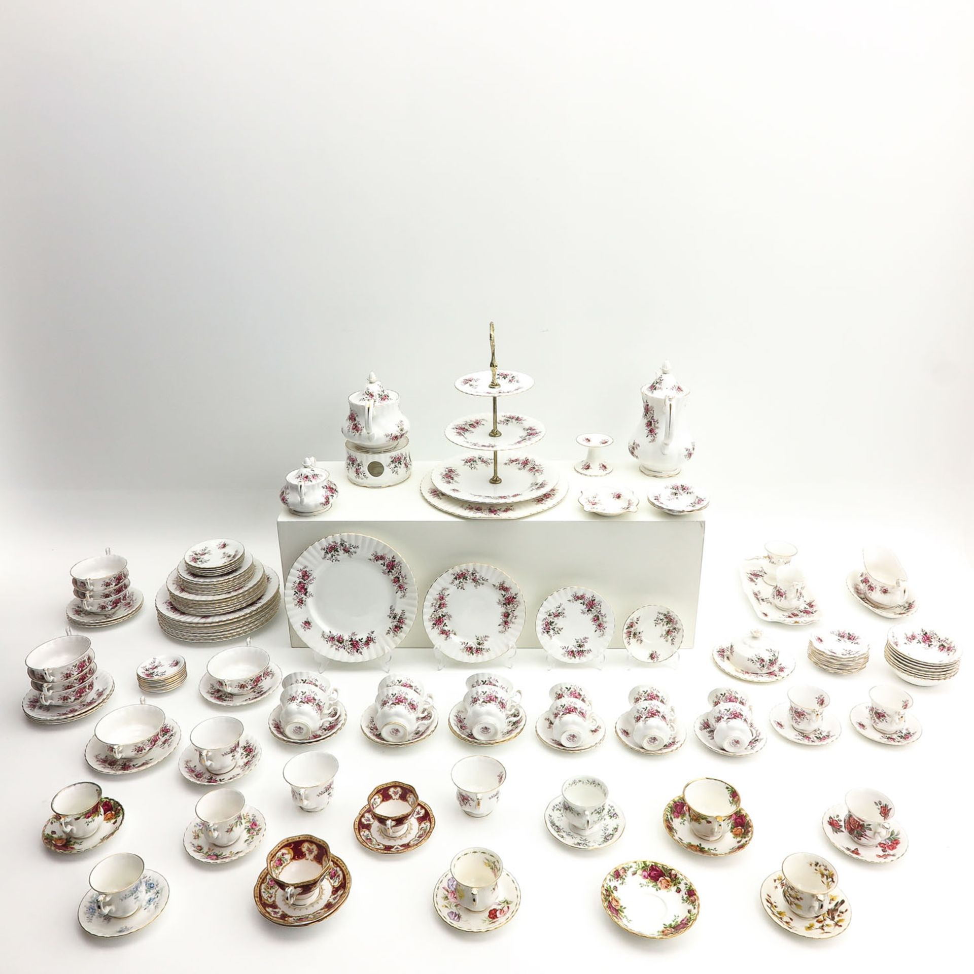 A Very Large Collection of Royal Albert Tableware - Image 2 of 10