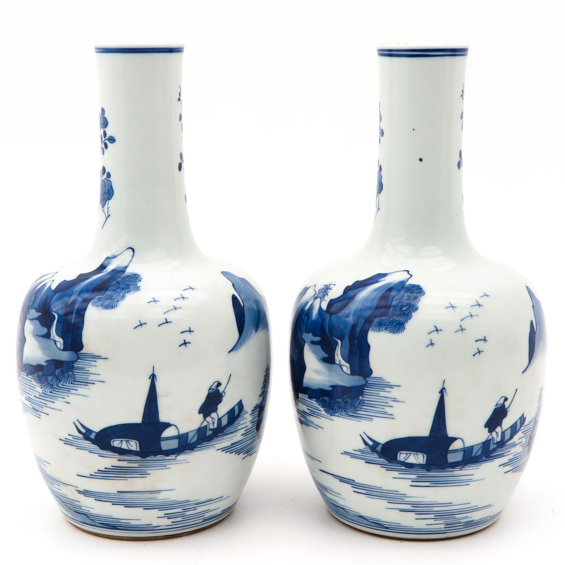 A Pair of Blue and White Vases - Image 4 of 10