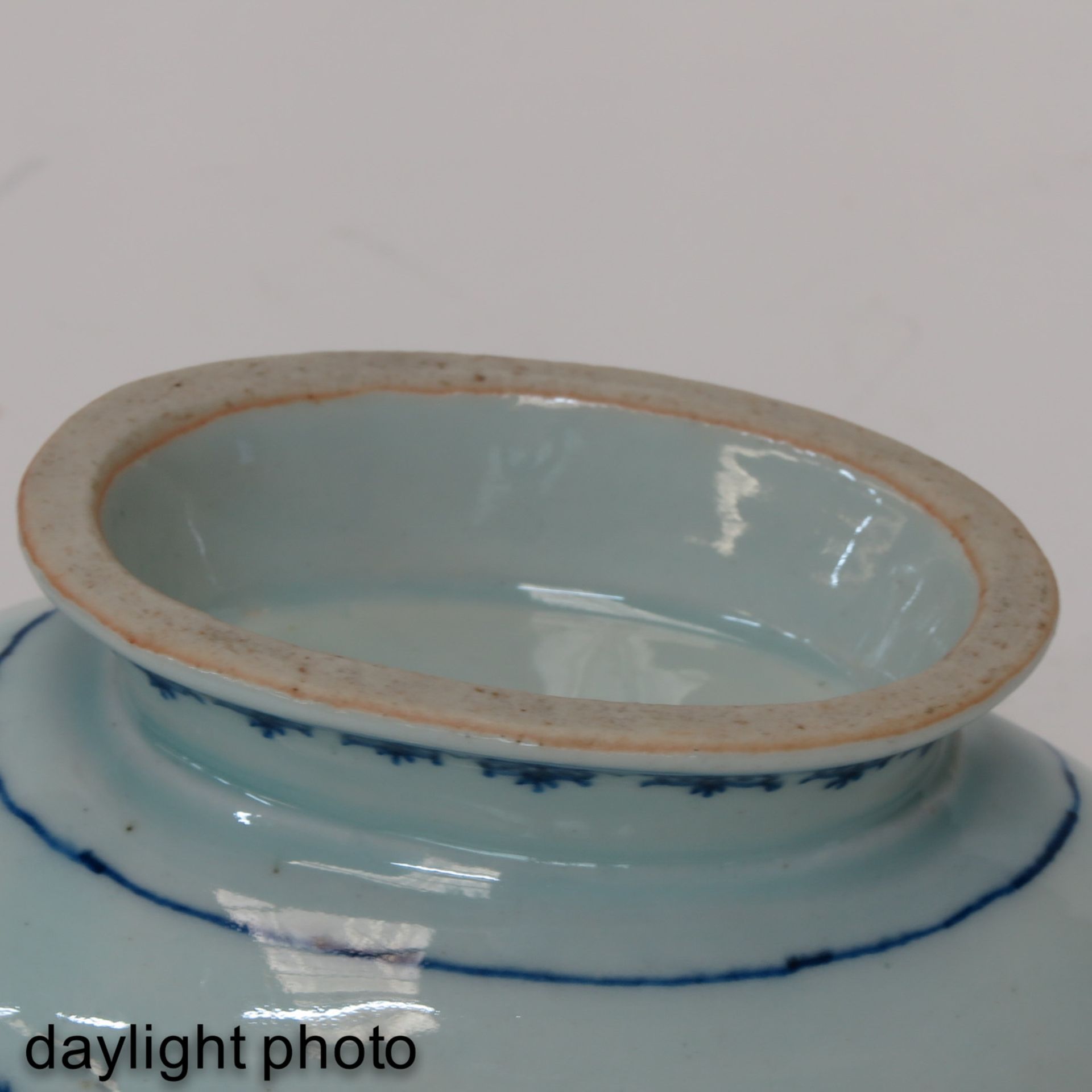 A Pair of Blue and White Gravy Boats - Image 8 of 9