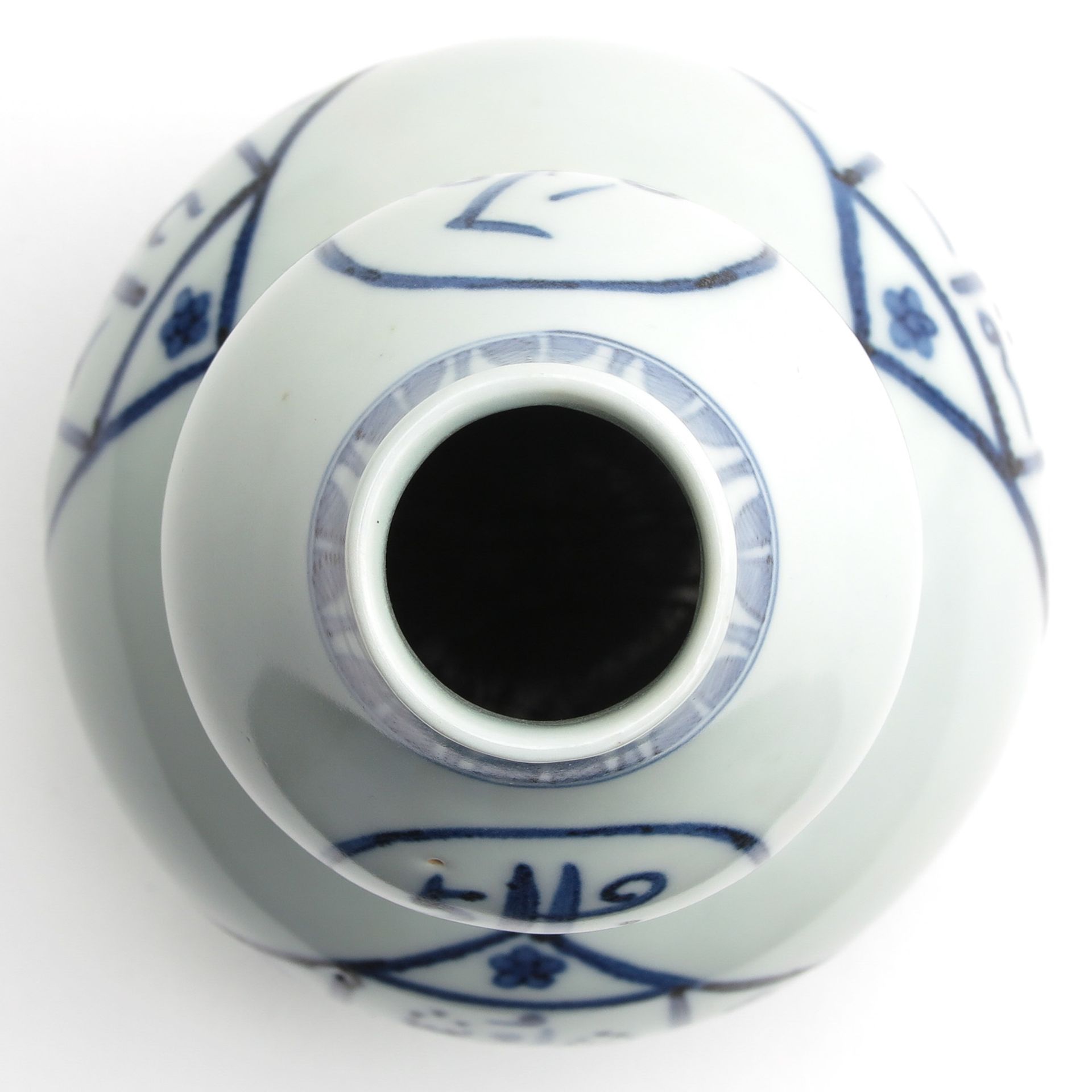 A Blue and White Double Gourd Vase - Image 5 of 9