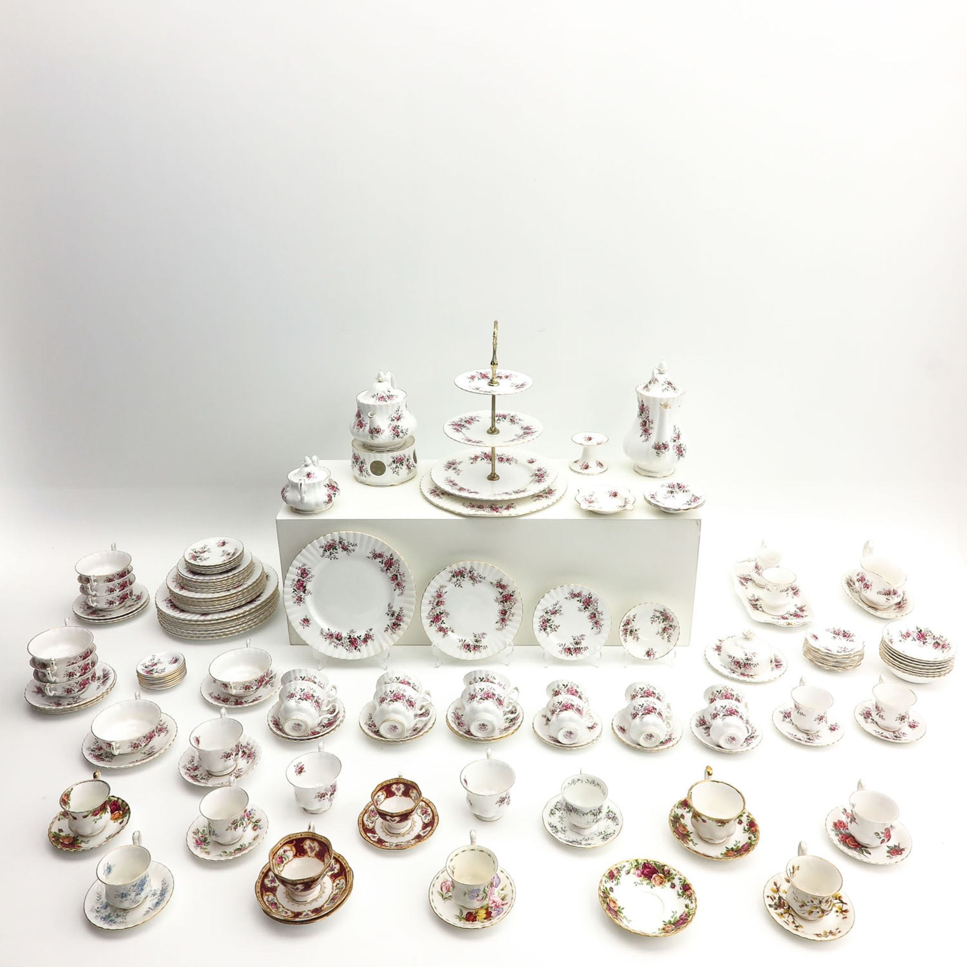 A Very Large Collection of Royal Albert Tableware - Image 4 of 10