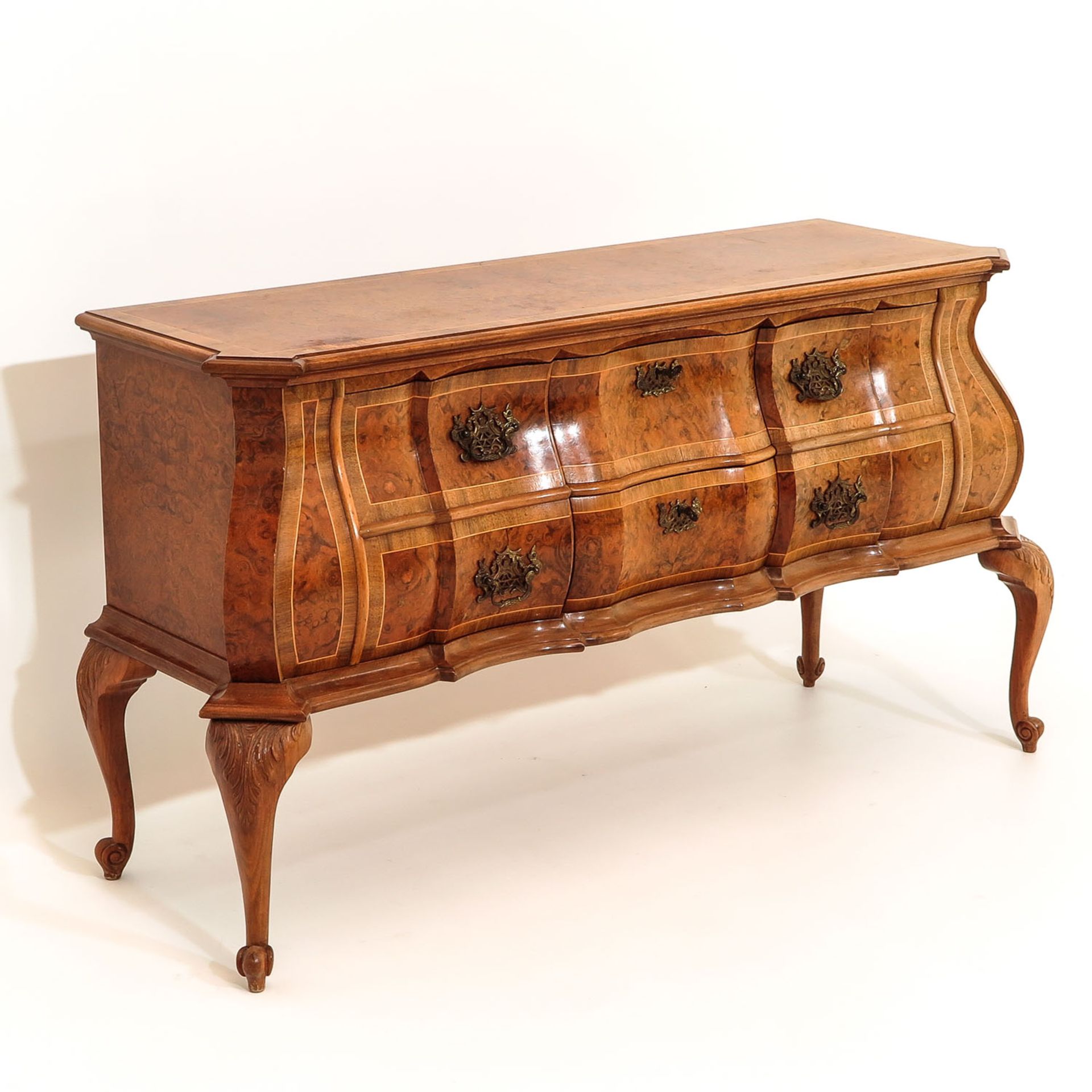 An English Walnut Veneer Dresser - Image 2 of 8