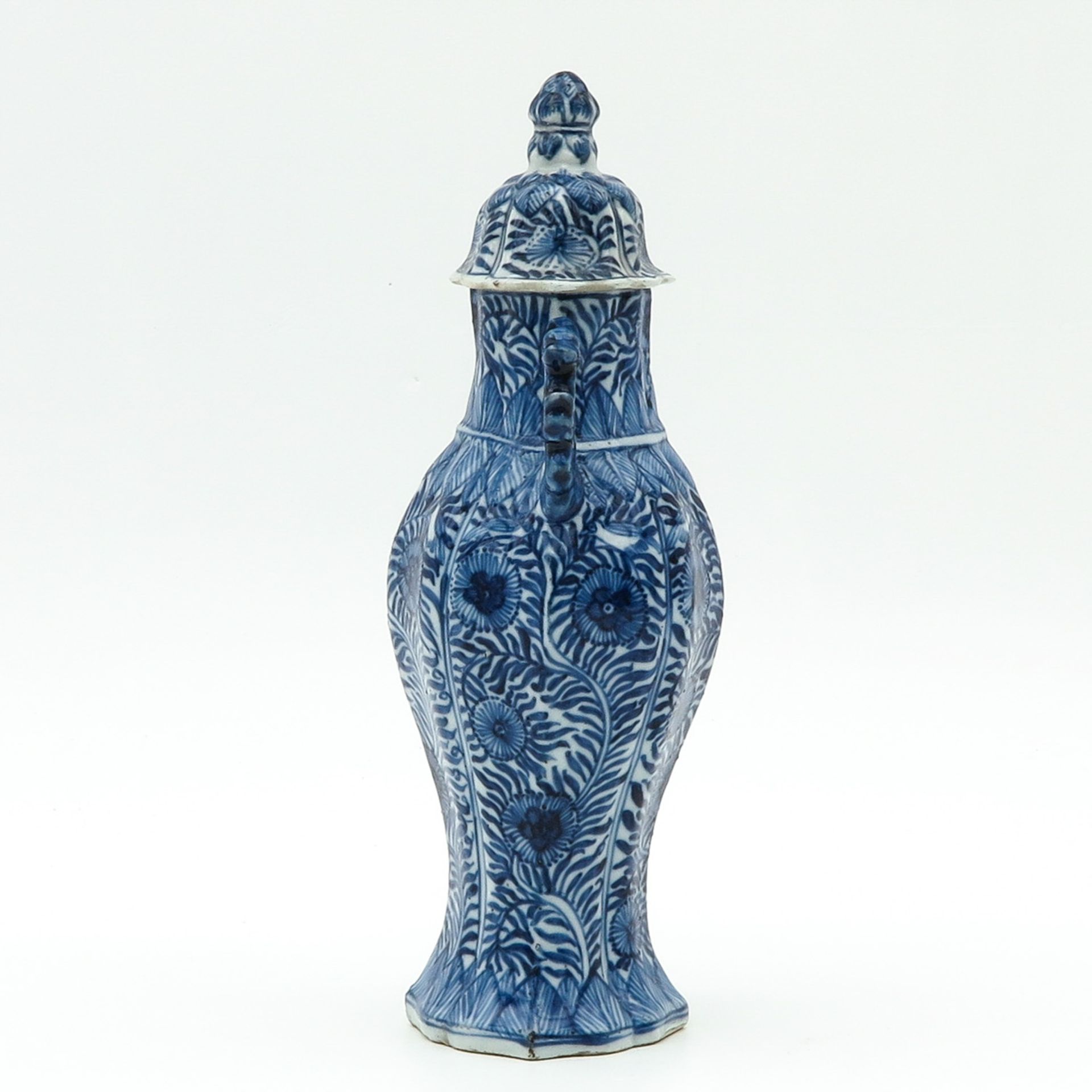 A Blue and White Vase with Cover - Bild 4 aus 9