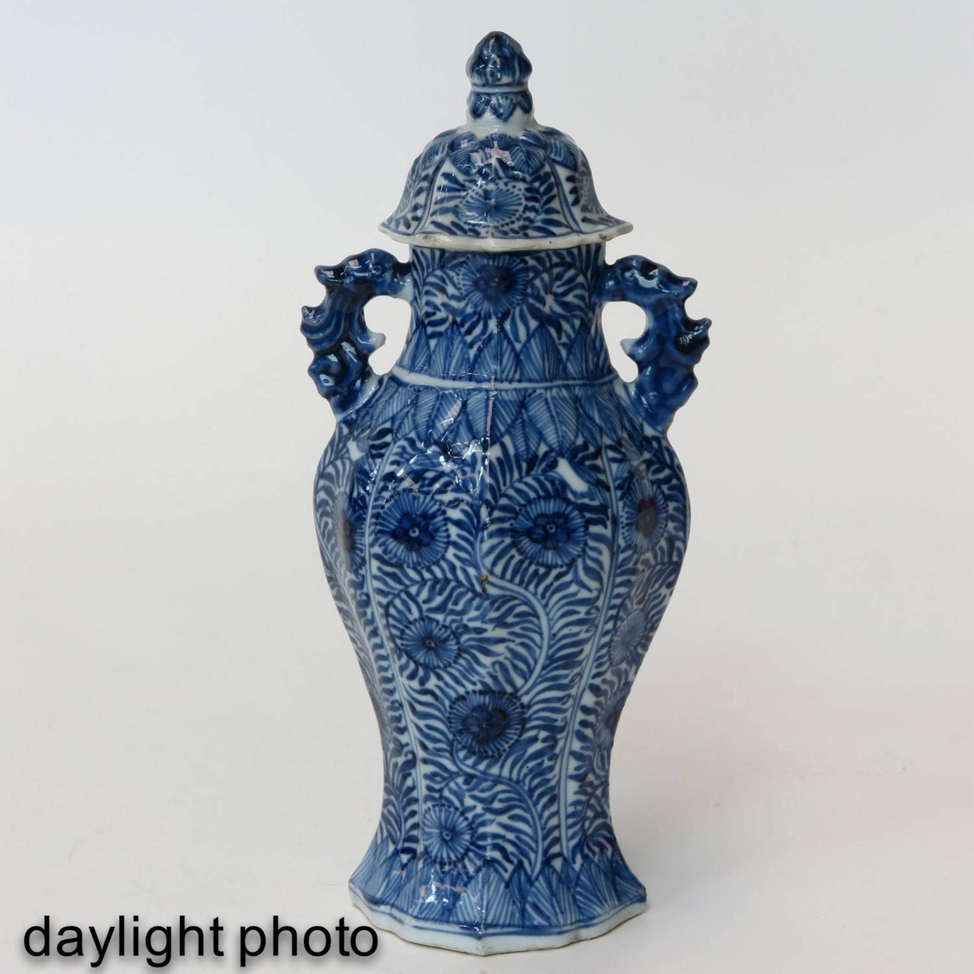 A Blue and White Vase with Cover - Bild 7 aus 9