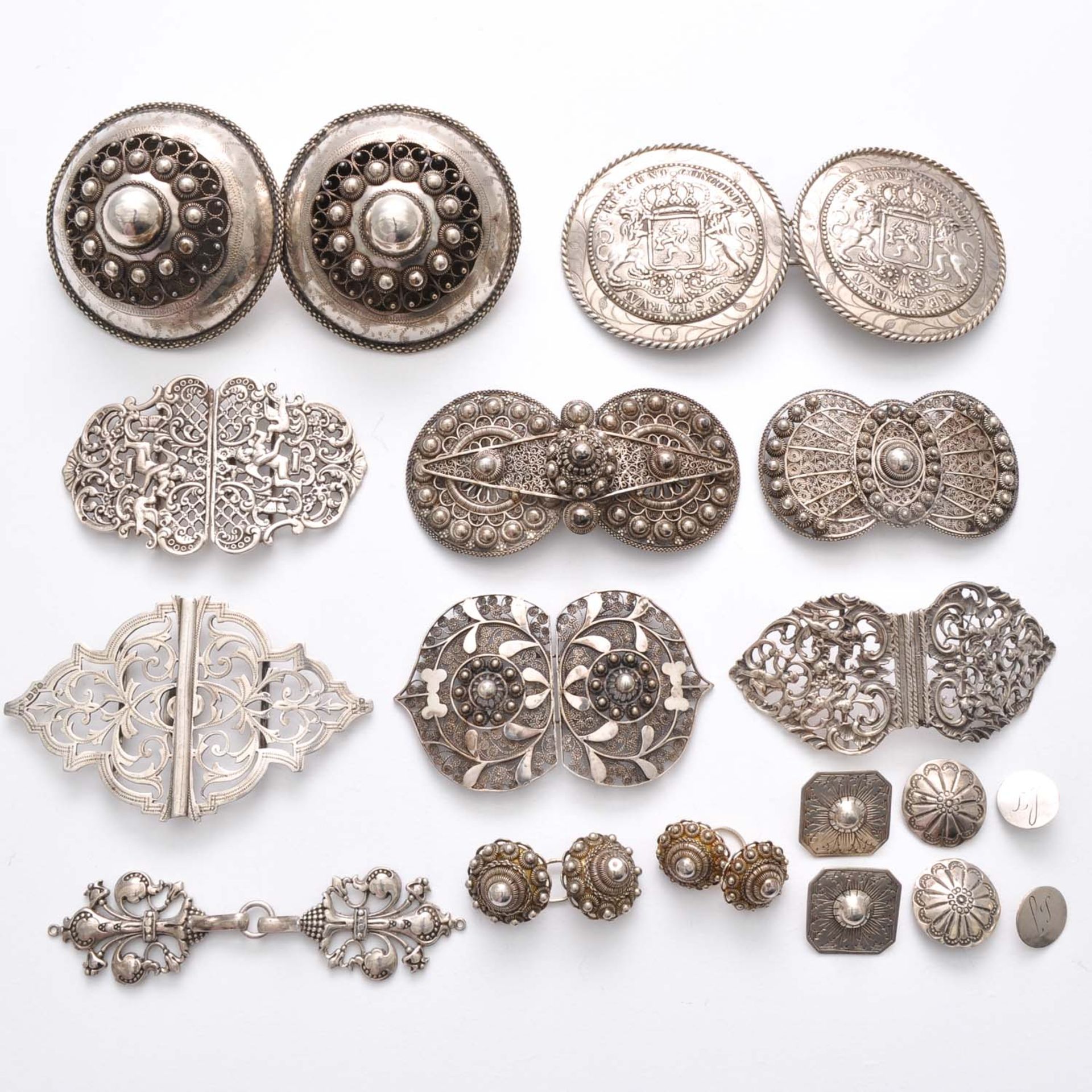 A Lot of Diverse Belt Buckles, Keelknopen and Clasps