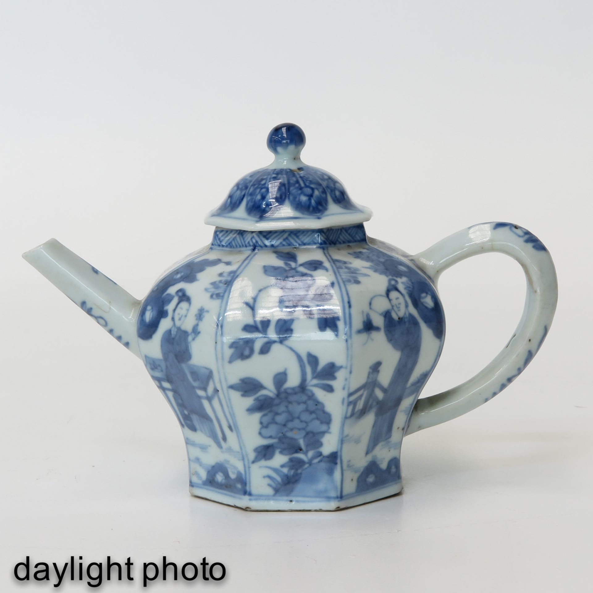 A Blue and White Teapot - Image 7 of 9