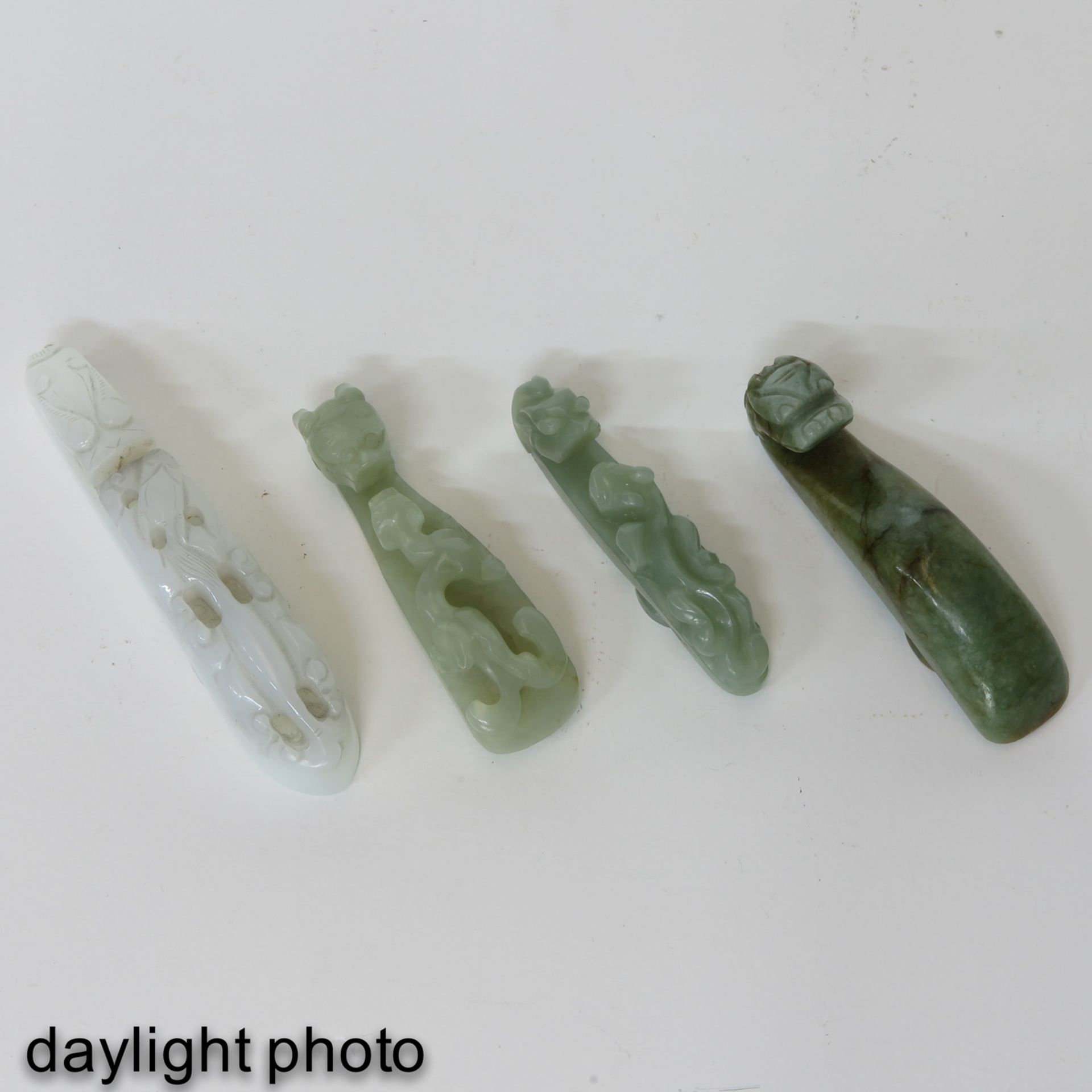 A Collection of 4 Jade Belt Hooks - Image 7 of 9