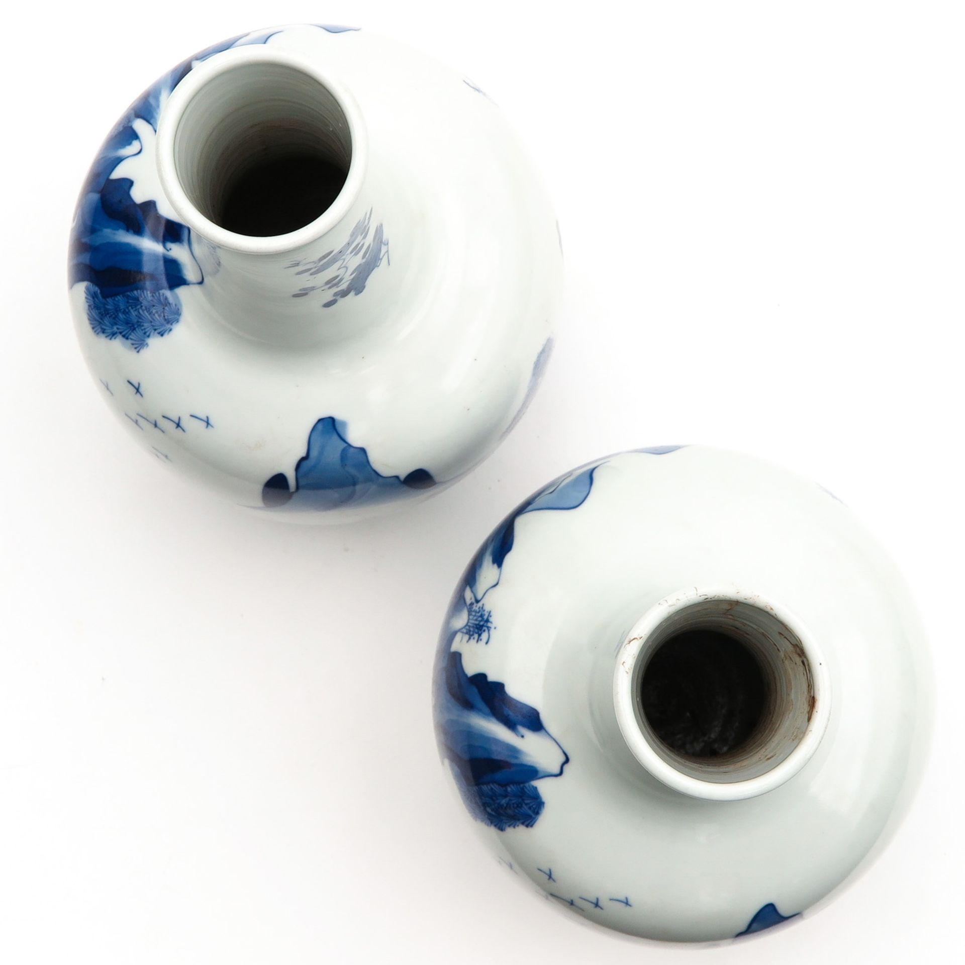 A Pair of Blue and White Vases - Image 5 of 10