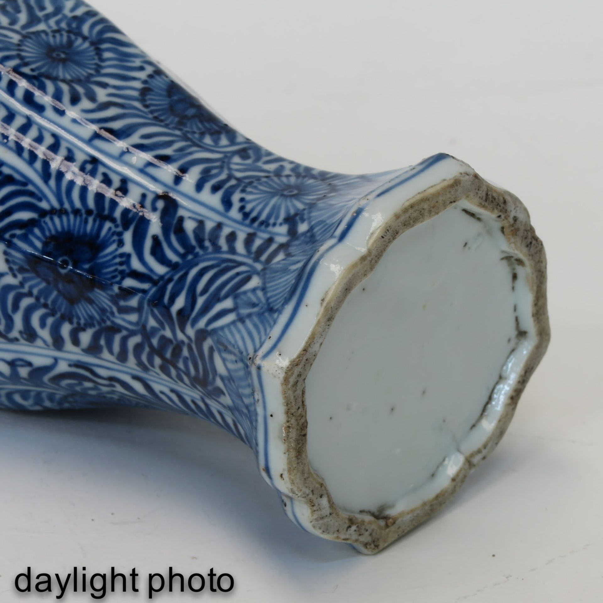A Blue and White Vase with Cover - Bild 8 aus 9
