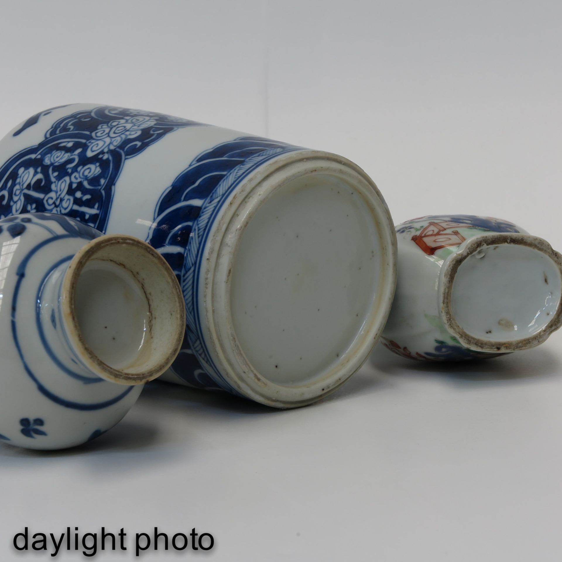 A Collection of 3 Vases - Image 8 of 10