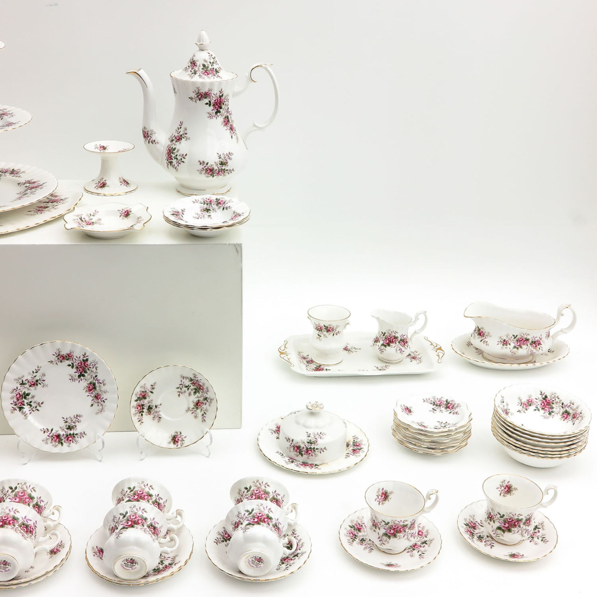 A Very Large Collection of Royal Albert Tableware - Image 7 of 10