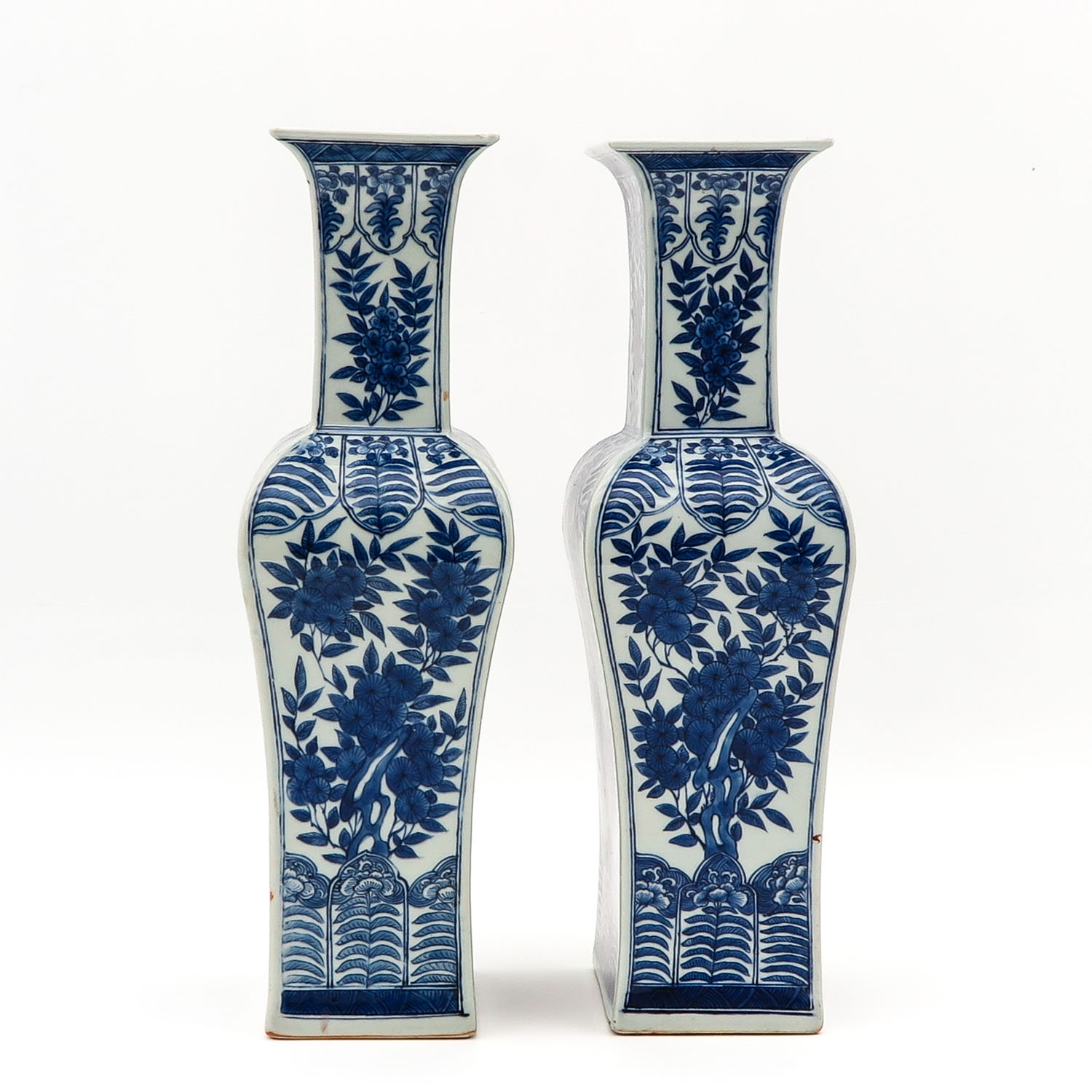 A Pair of Blue and White Vases - Image 4 of 10