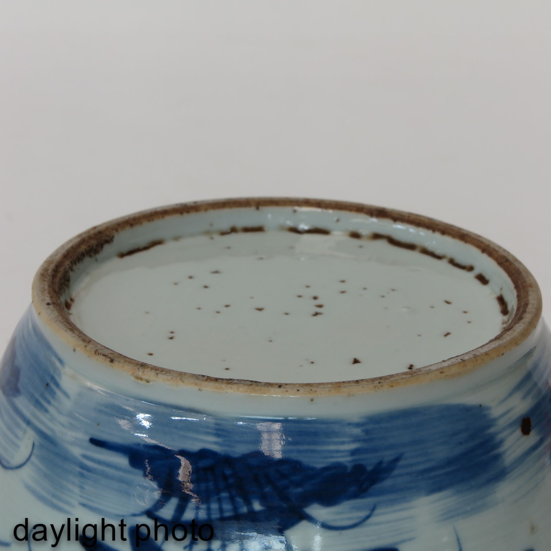 A Blue and White Serving Bowl with Cover - Bild 8 aus 9