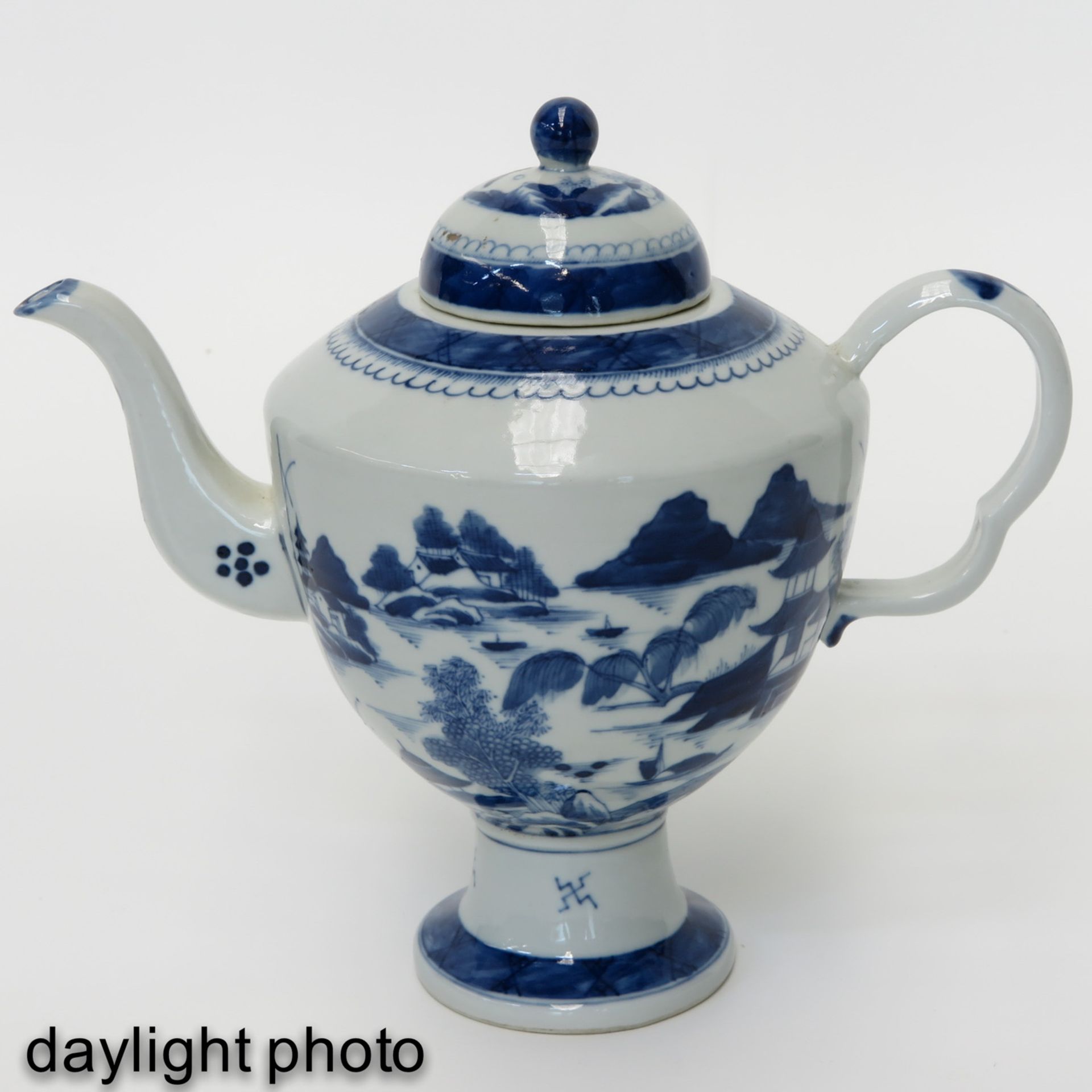 A BLue and White Teapot - Image 7 of 10