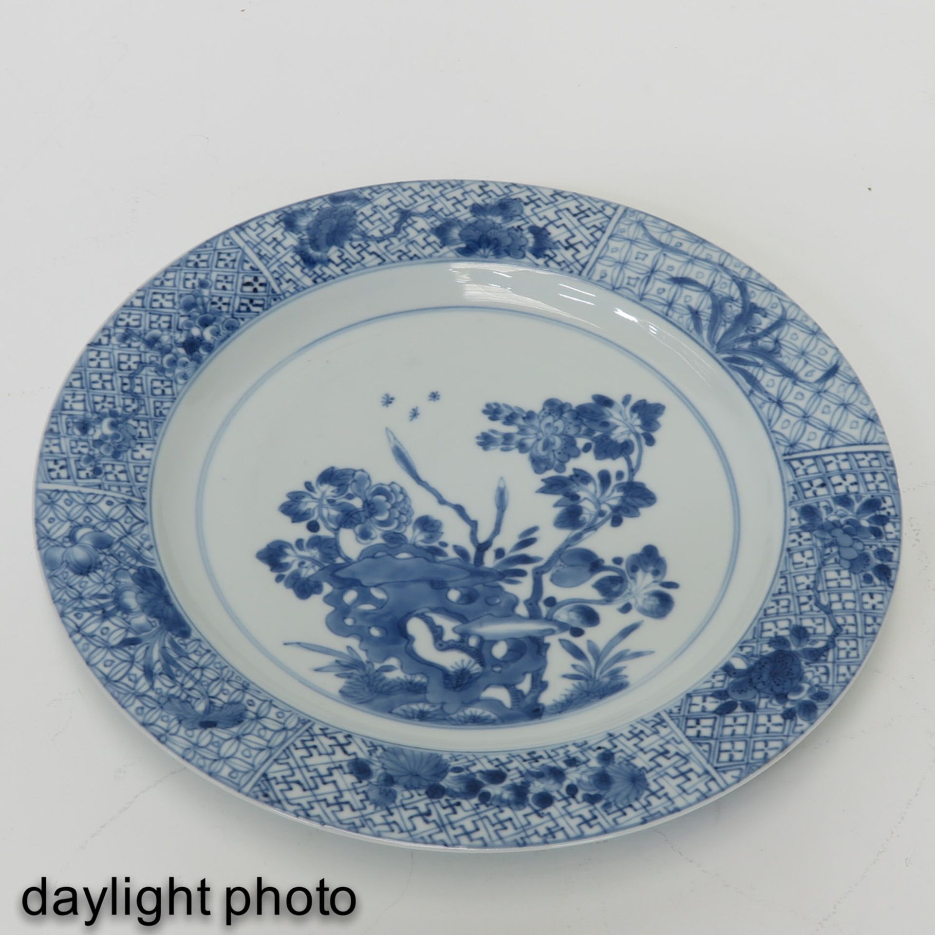 A Blue and White Plate - Bild 4 aus 7