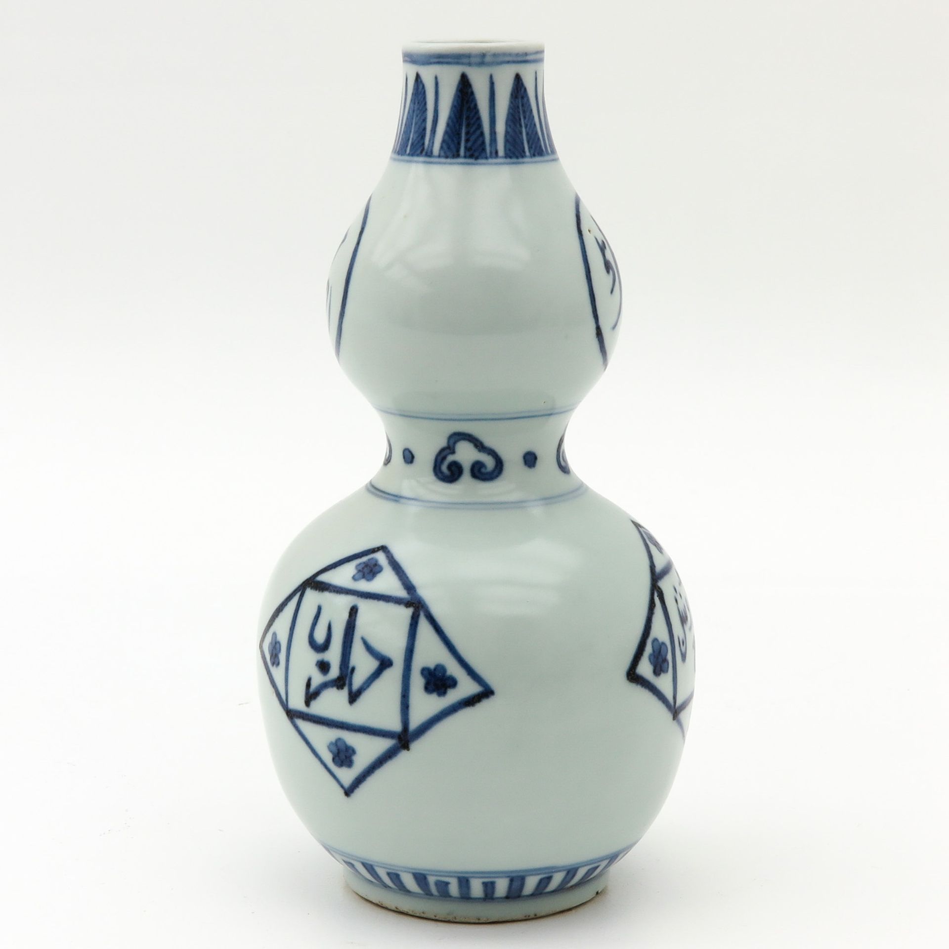 A Blue and White Double Gourd Vase - Image 4 of 9