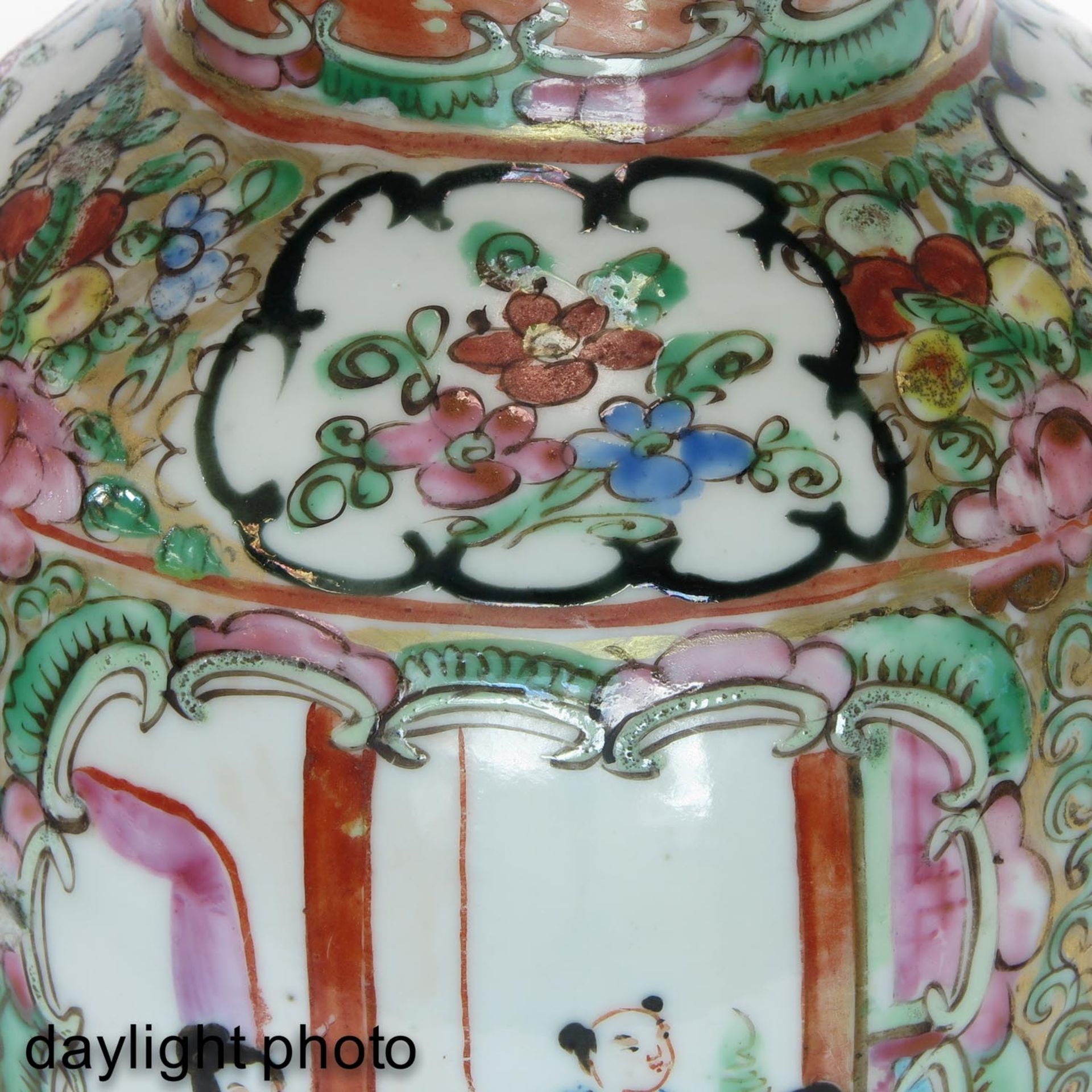 A Pair of Cantonese Vases - Image 10 of 10