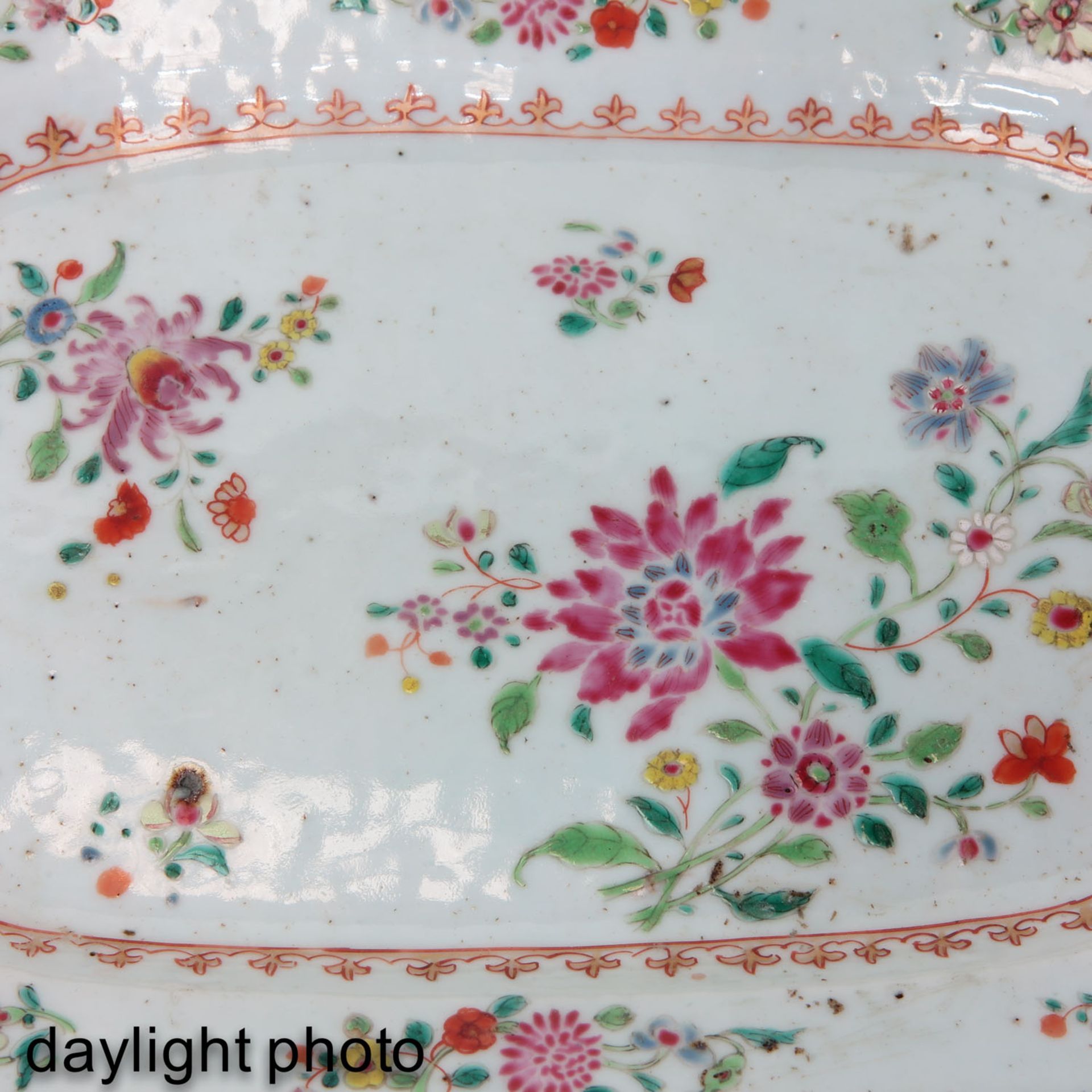 A Pair of Famille Rose Serving Trays - Bild 9 aus 9
