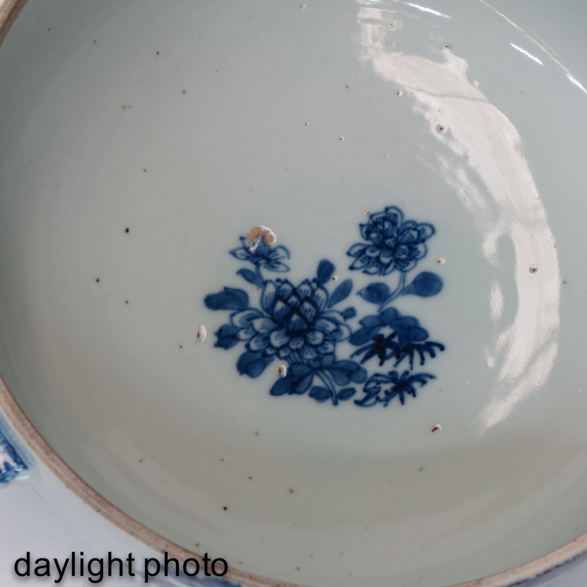 A Blue and White Serving Bowl with Cover - Bild 9 aus 9