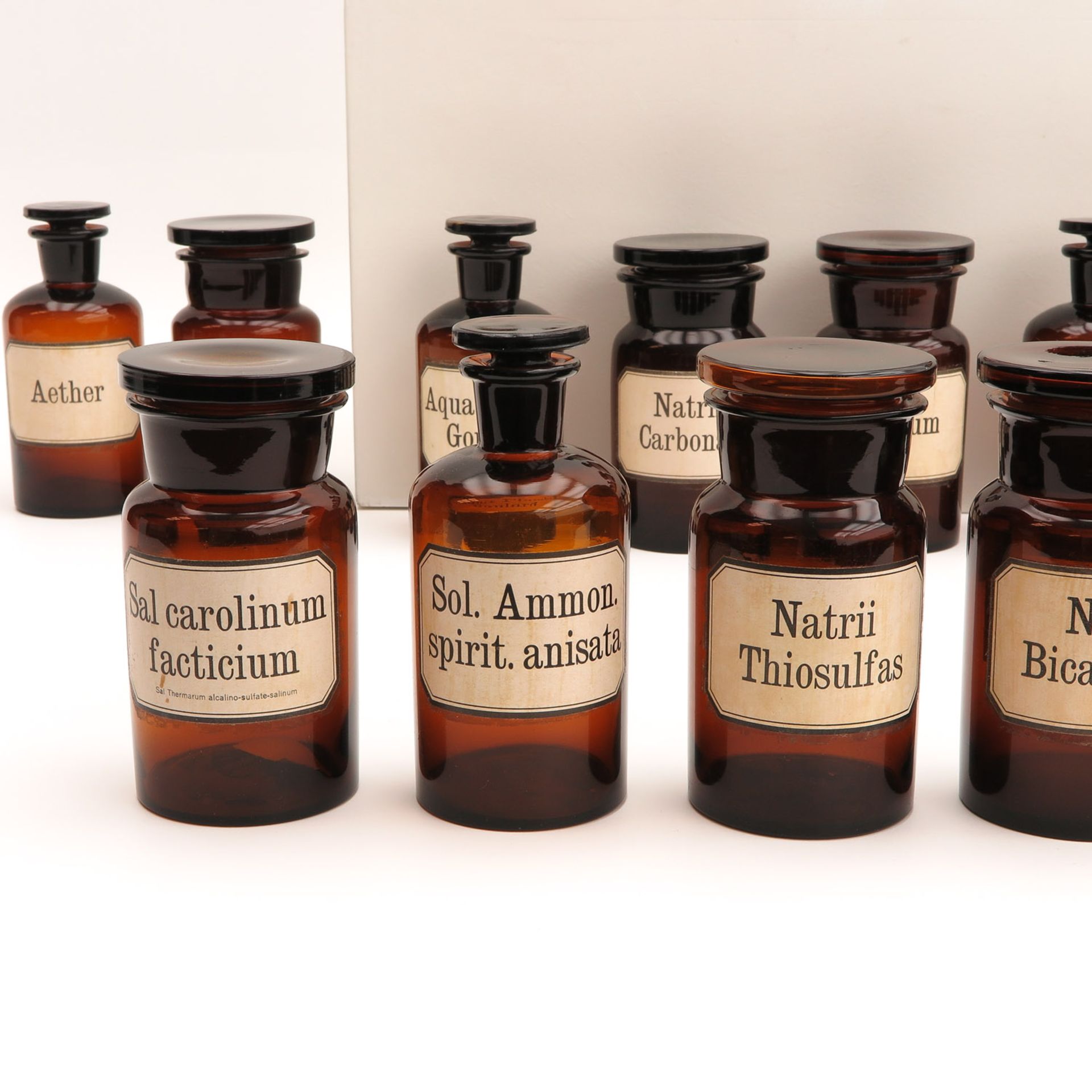 A Collection of 28 Apothecary Jars - Image 9 of 10