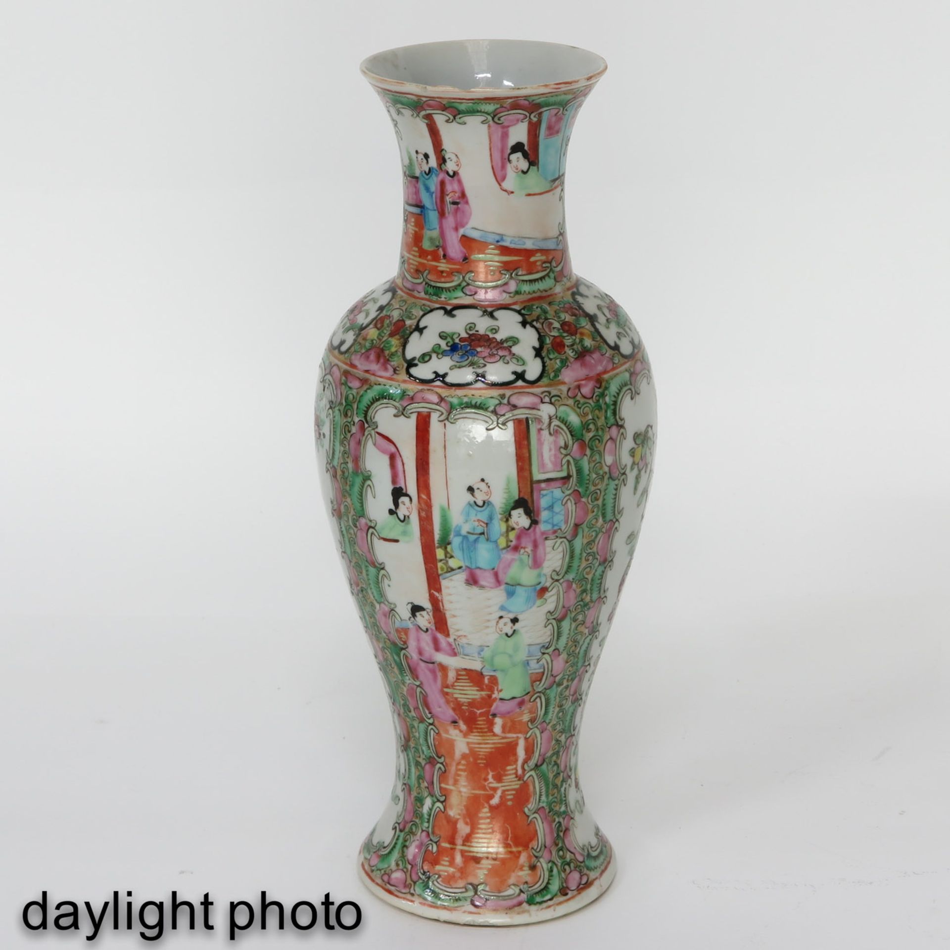 A Pair of Cantonese Vases - Image 7 of 10