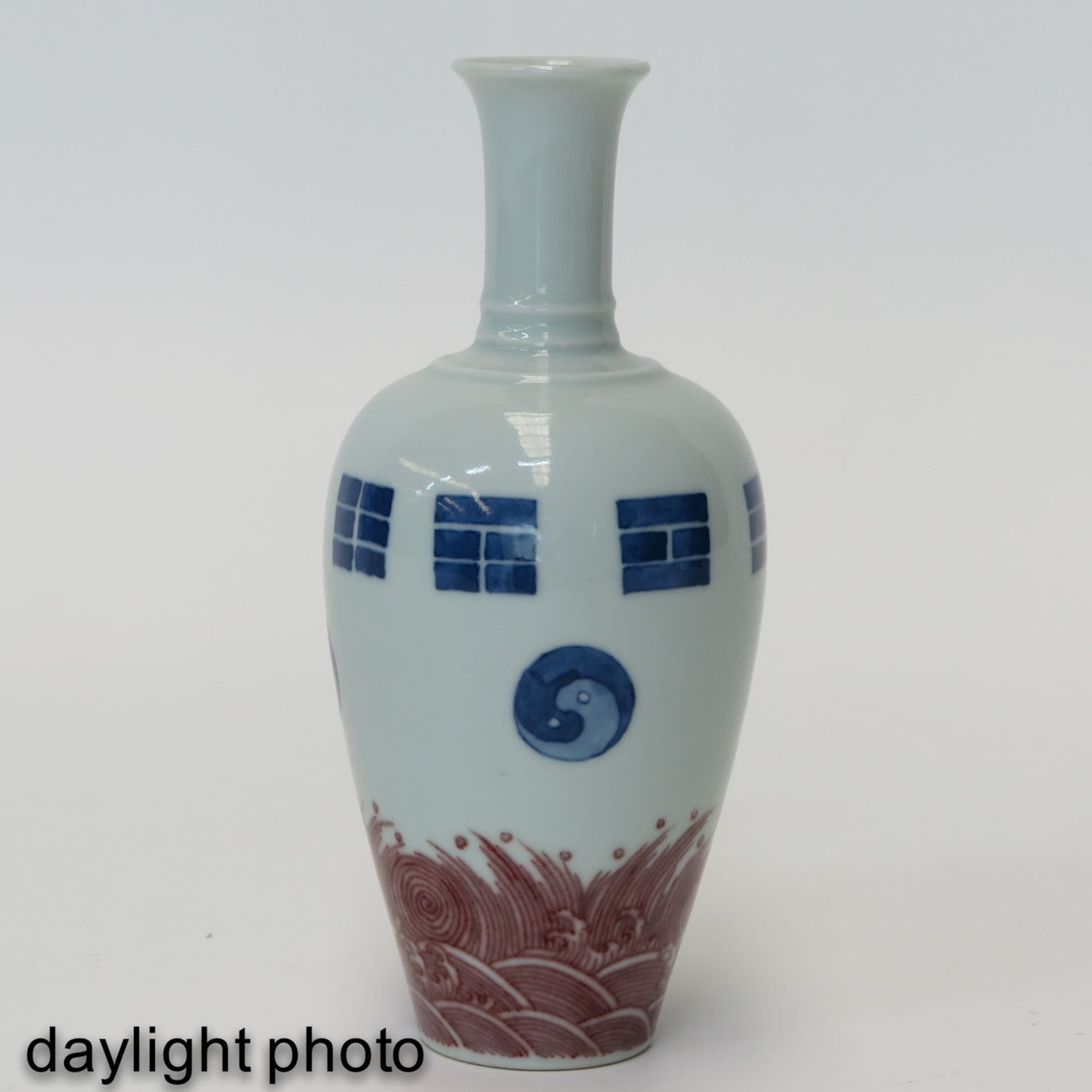 A Red and Blue Decor Vase - Image 7 of 10