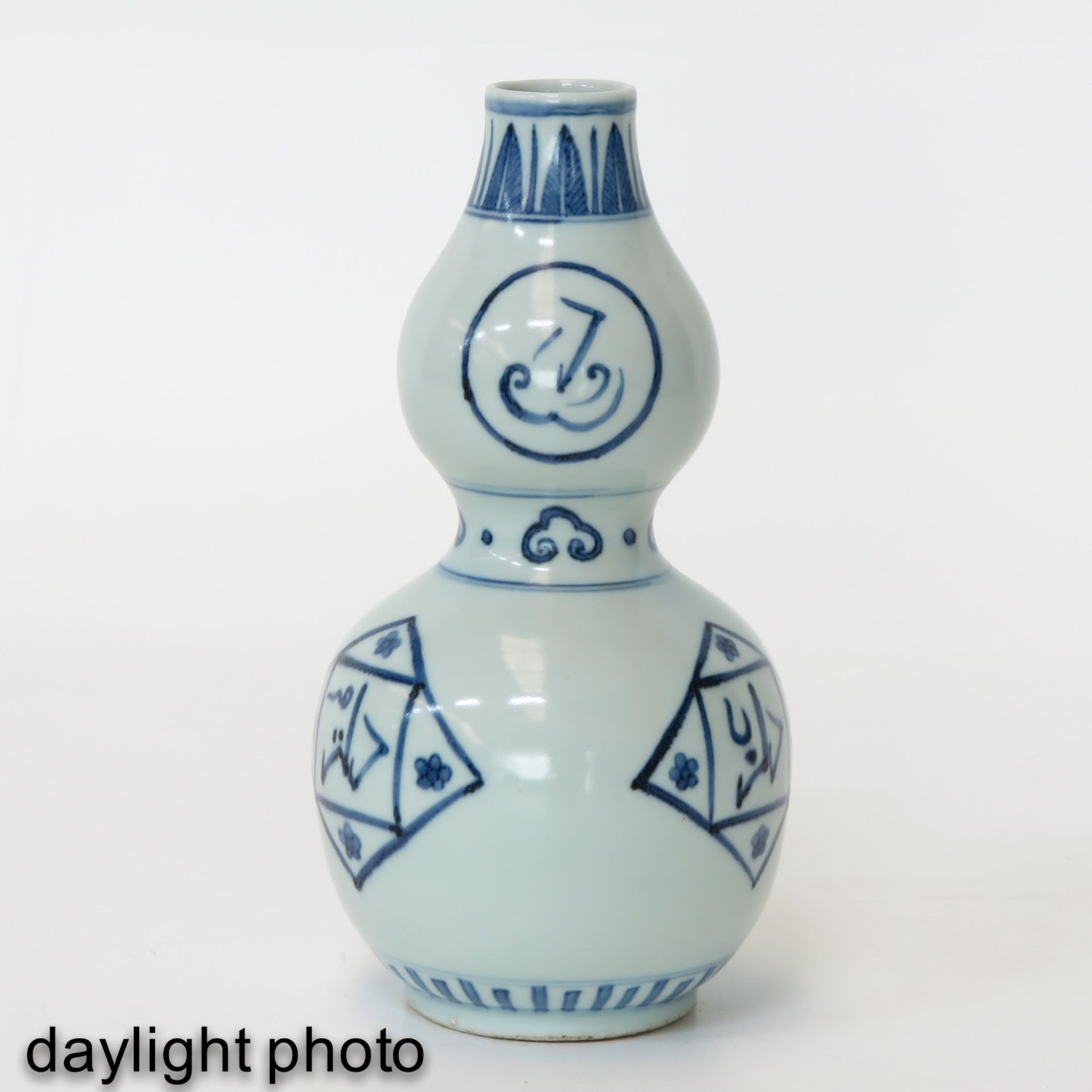 A Blue and White Double Gourd Vase - Image 7 of 9