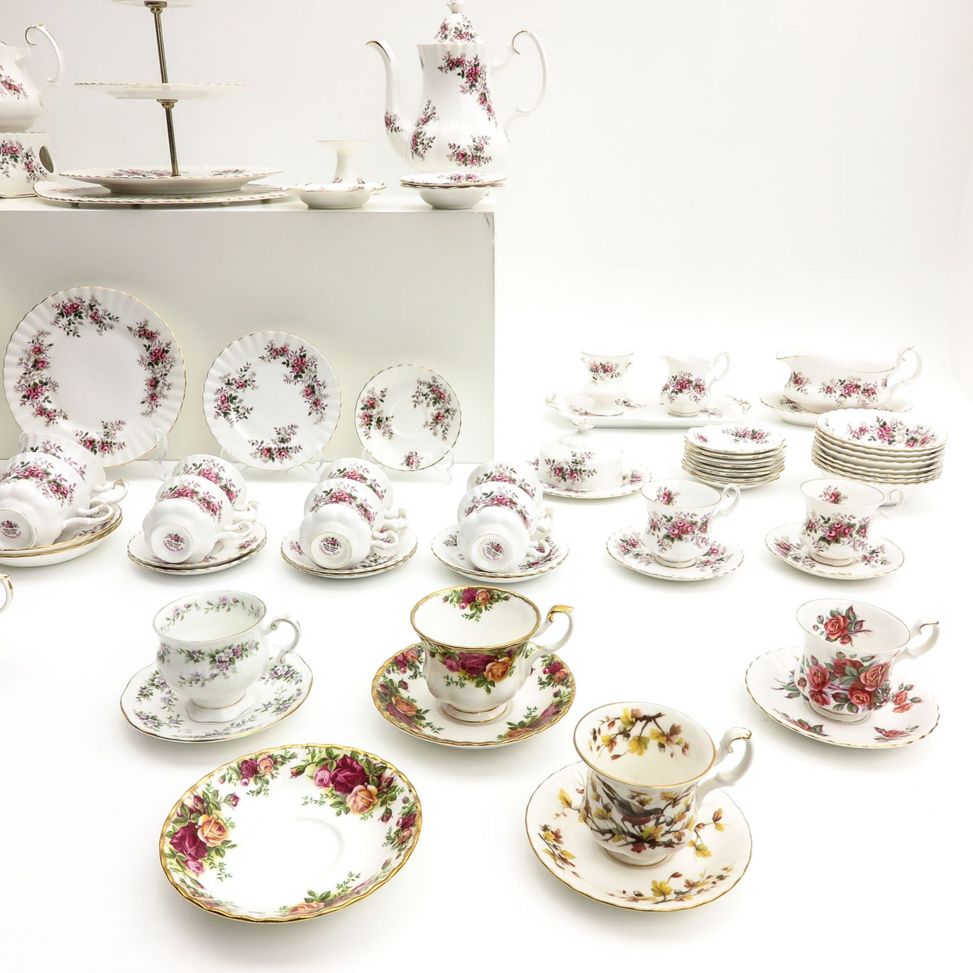 A Very Large Collection of Royal Albert Tableware - Image 10 of 10