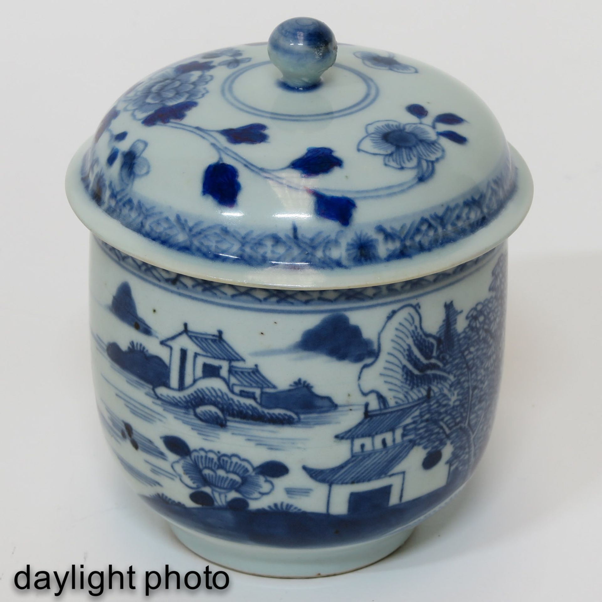 A Blue and White Covered Jar - Image 7 of 10