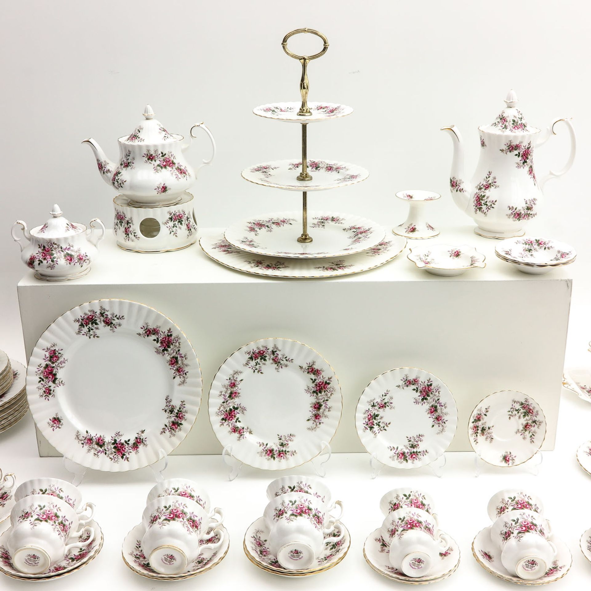 A Very Large Collection of Royal Albert Tableware - Image 6 of 10