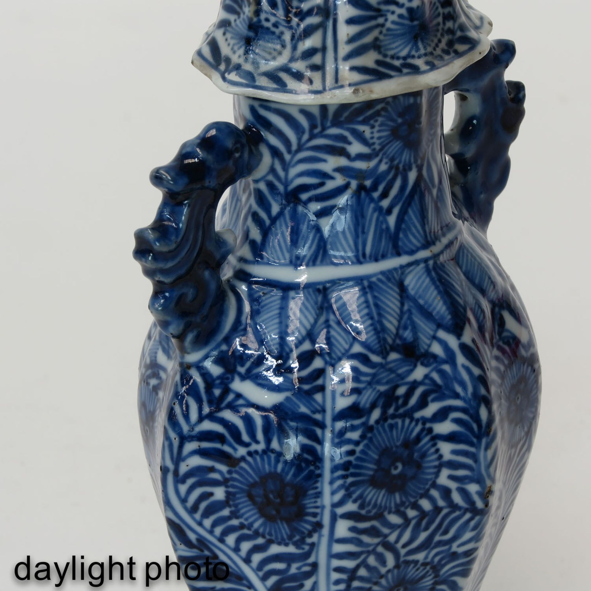 A Blue and White Vase with Cover - Bild 9 aus 9