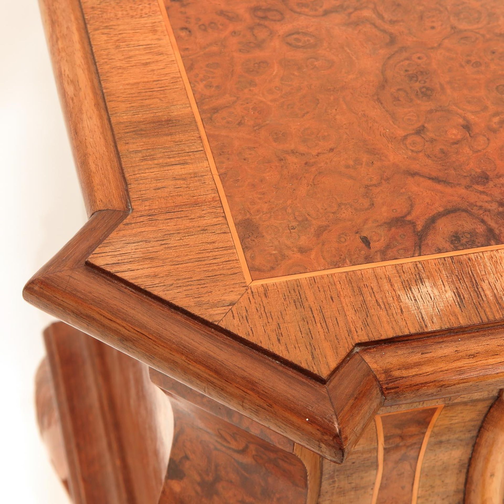 An English Walnut Veneer Dresser - Image 8 of 8