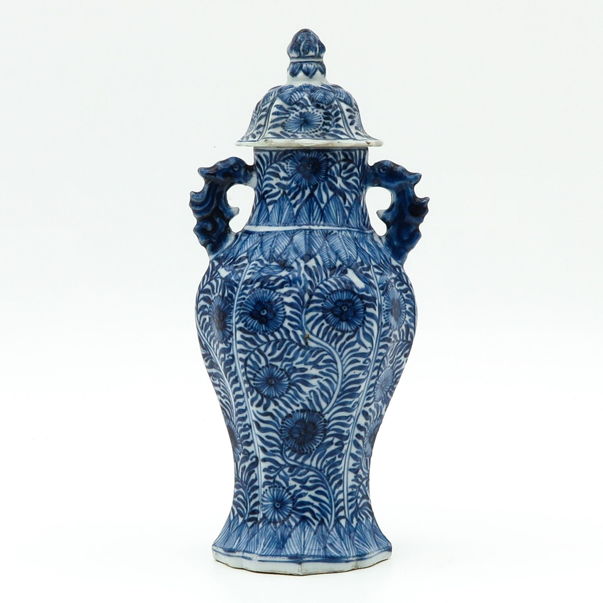 A Blue and White Vase with Cover - Bild 3 aus 9