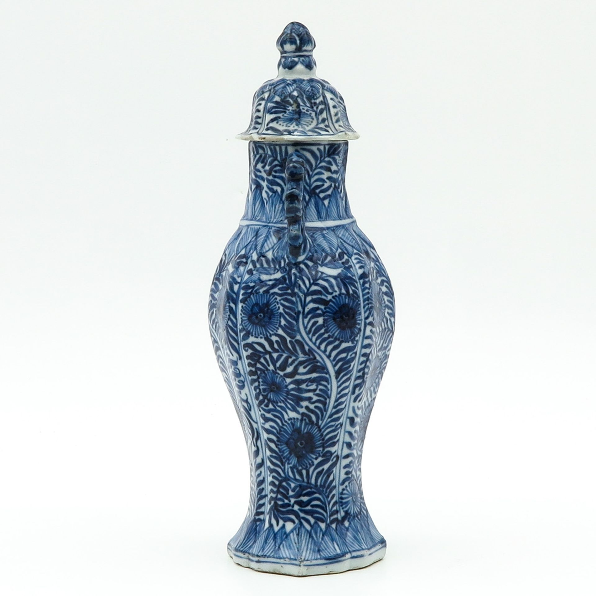 A Blue and White Vase with Cover - Bild 2 aus 9