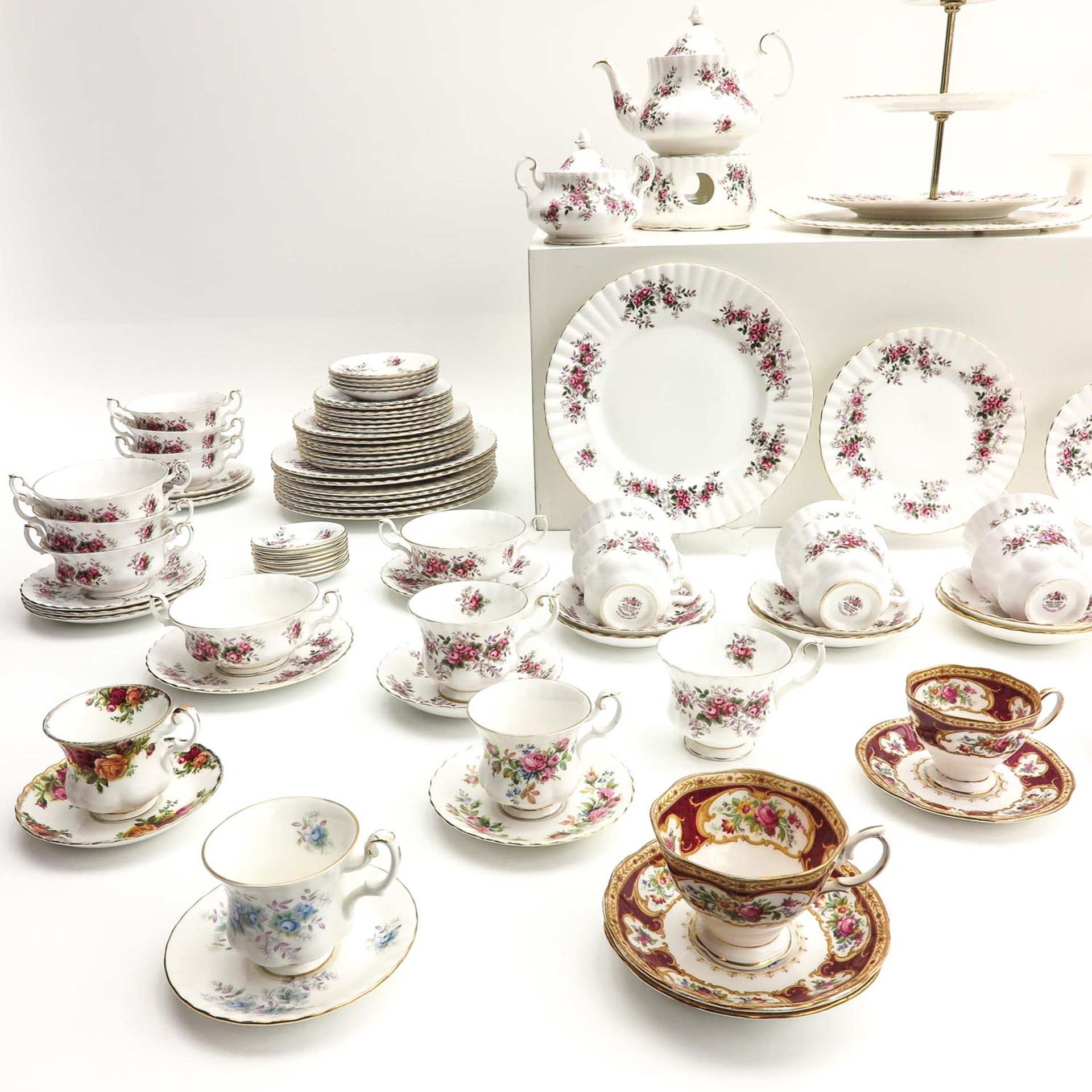 A Very Large Collection of Royal Albert Tableware - Image 8 of 10