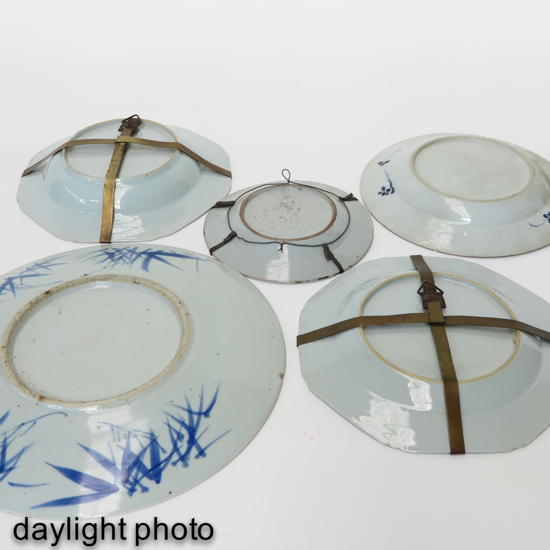 A Diverse Collection of 5 Plates - Image 8 of 10