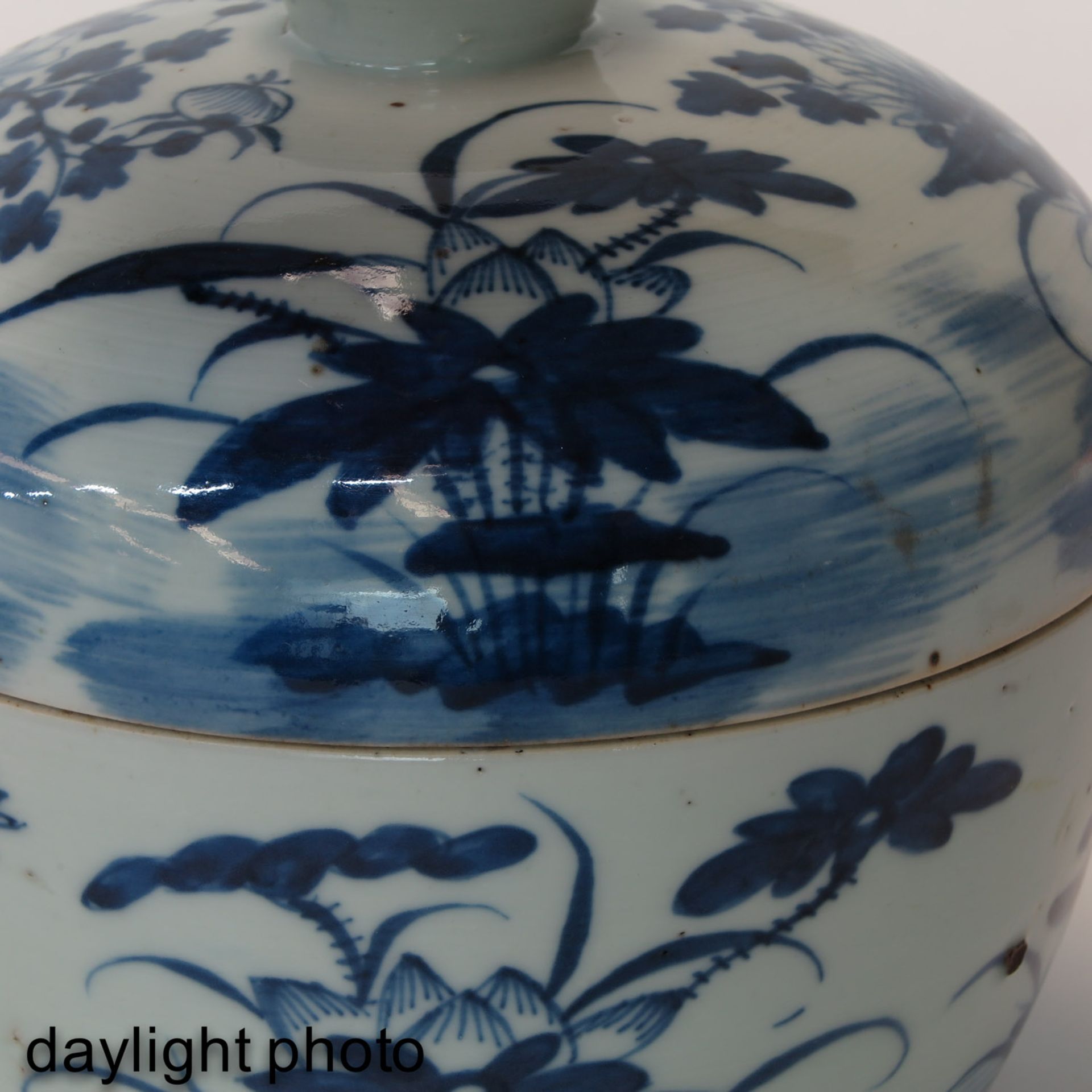 A Blue and White Serving Bowl with Cover - Bild 9 aus 9