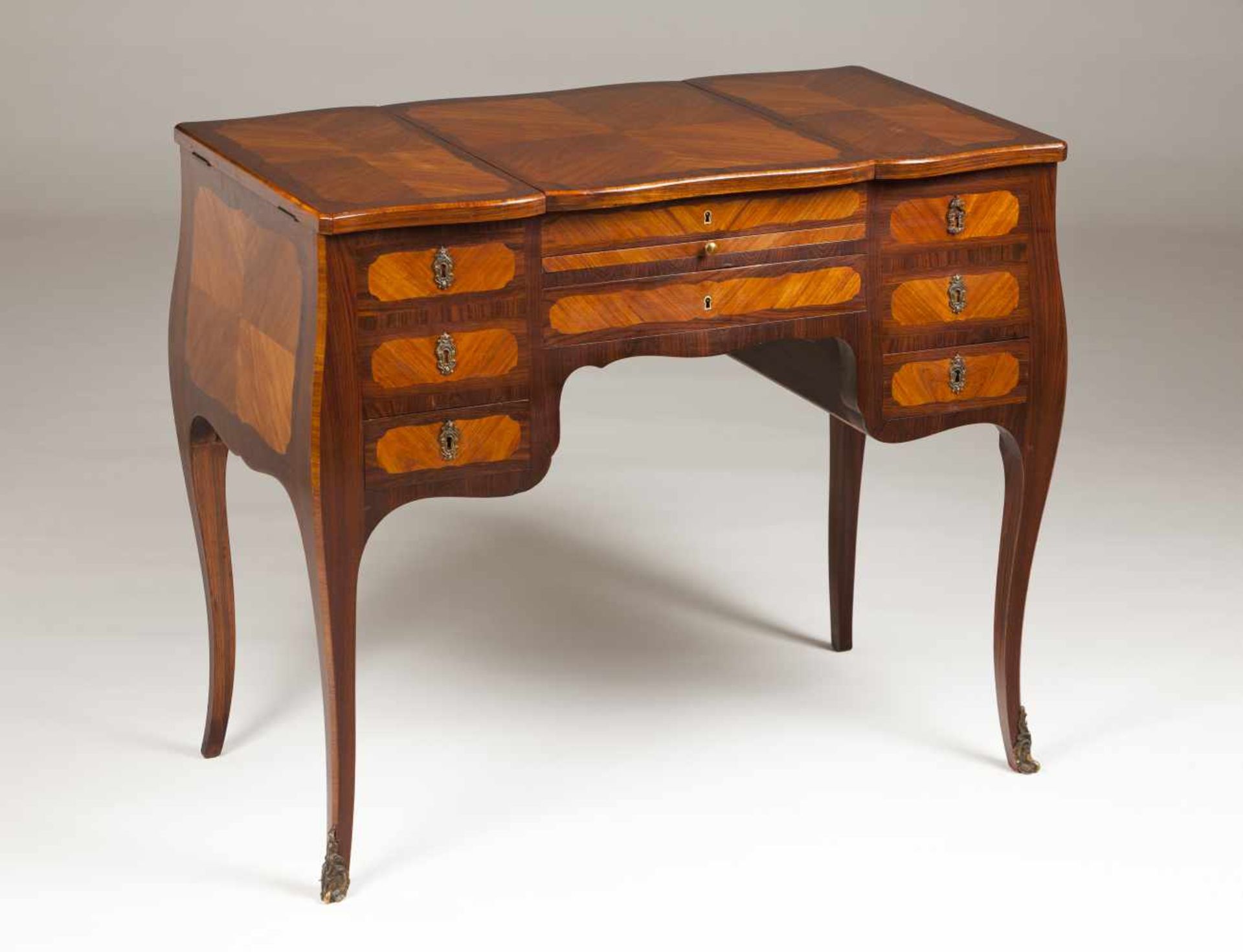 A D.José style dressing table< - Image 2 of 2