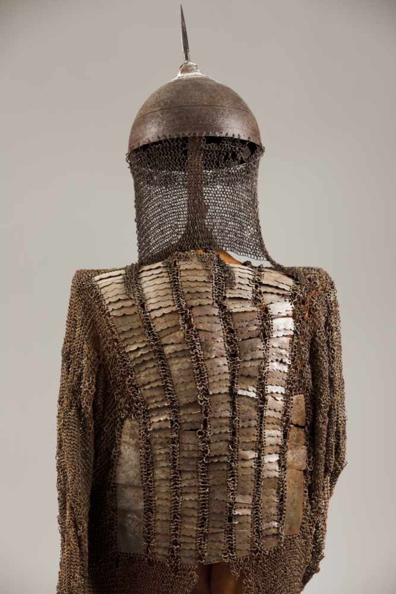 An Indo-Persian suit of armour, 18th century - Bild 2 aus 3