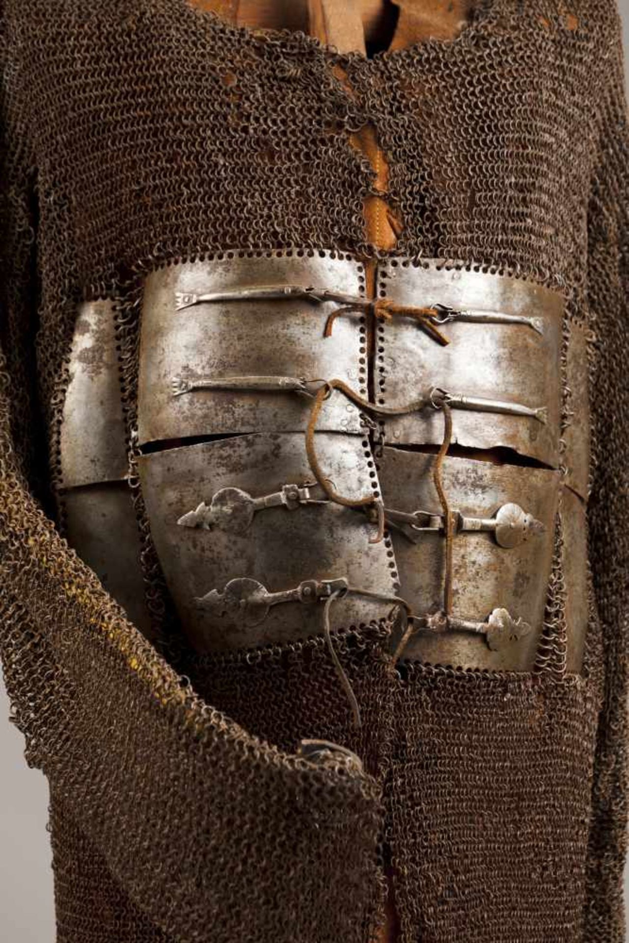 An Indo-Persian suit of armour, 18th century - Bild 3 aus 3