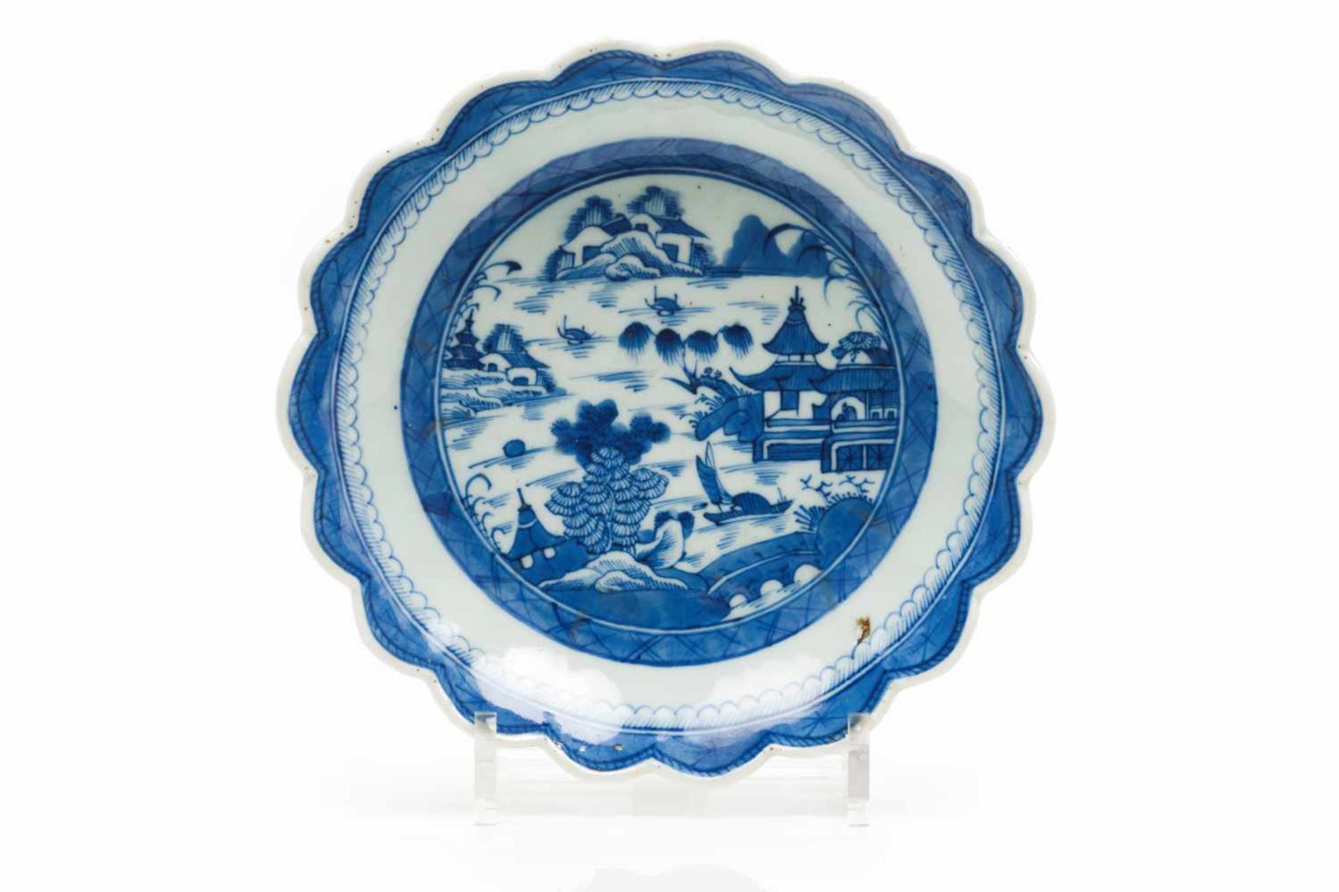 A scalloped bowlChinese porcelainFaceted body of broad mouthBlue underglaze decoration