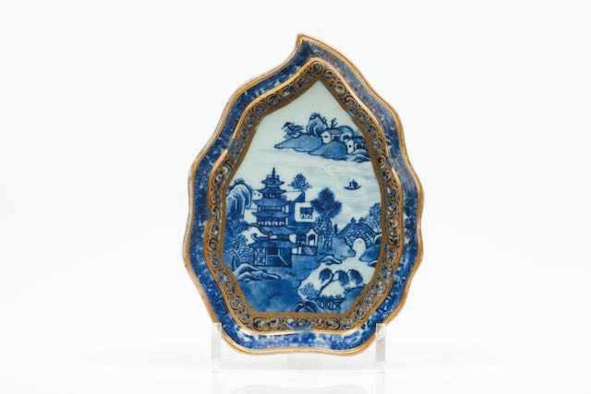 Sauceboat trayChinese export porcelainLeaf shaped of blue underglaze decoration with river