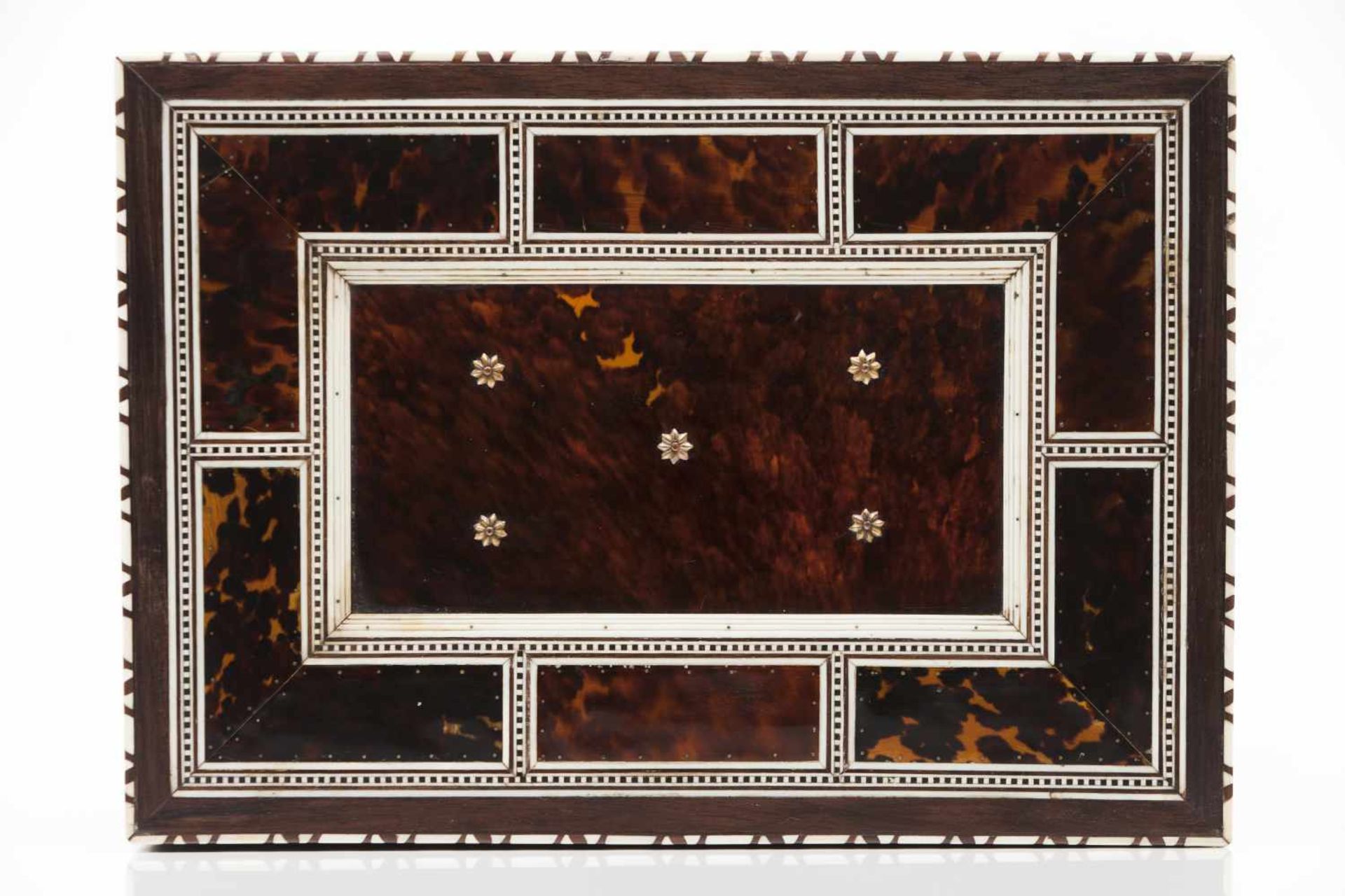 An Indo-Portuguese writing caseGold underlined tortoiseshell coated teak with ivory and ebony f - Bild 3 aus 4
