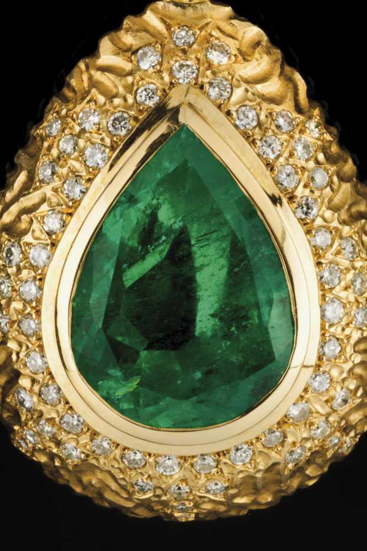 A large pendantGold of modernistic decoration set with and important pear cut emerald approx.. - Bild 2 aus 2