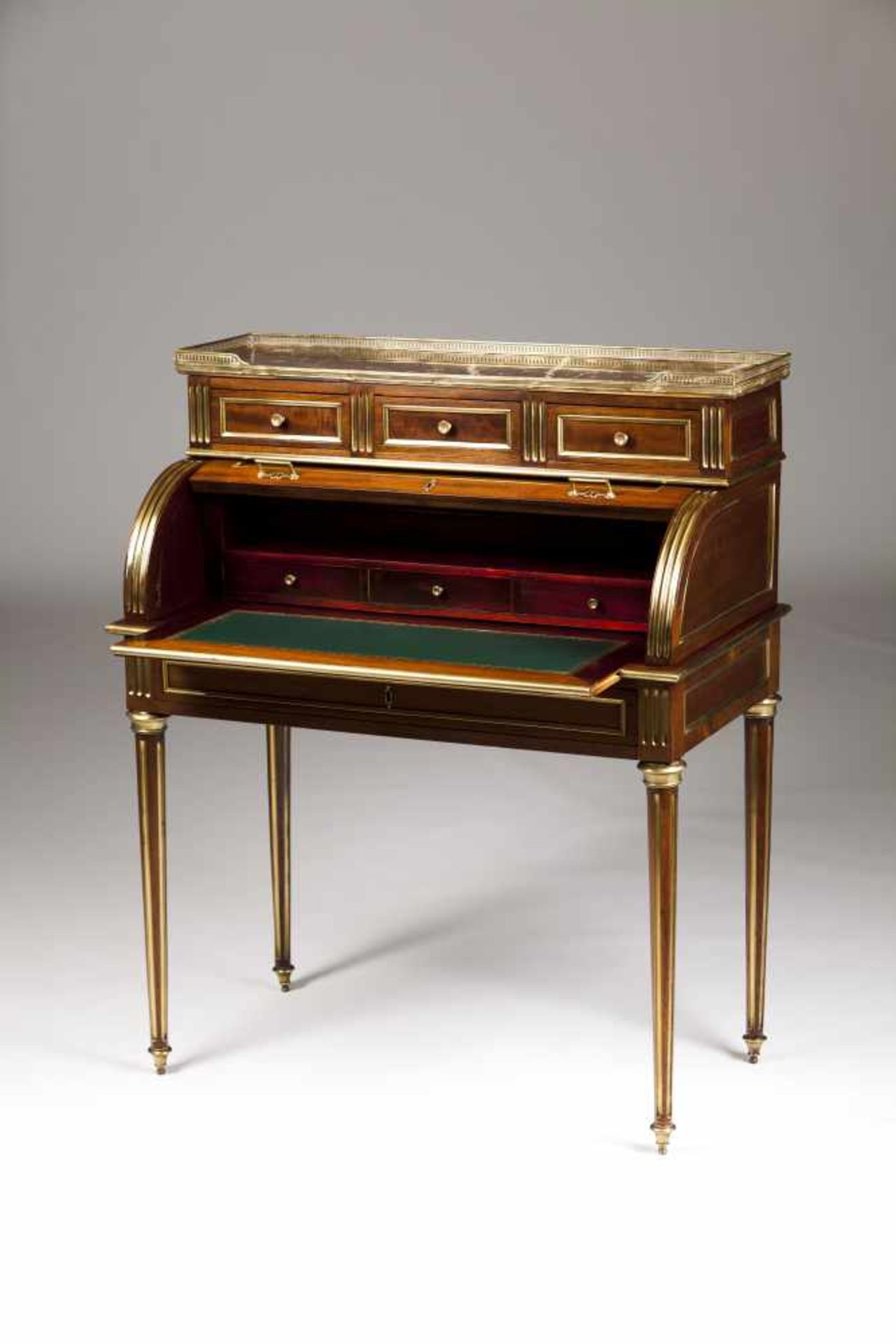 A small Louis XV roll top deskSolid and veneered mahoganyGilt metal mounted decorationM - Bild 2 aus 2