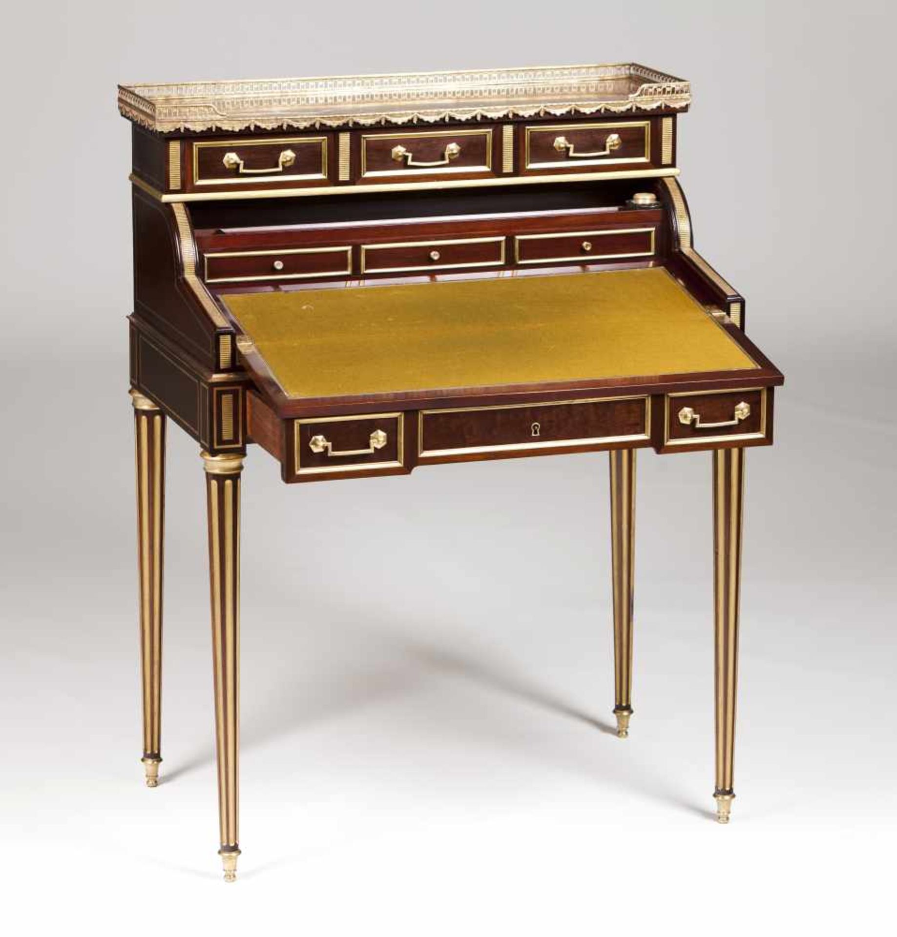 A small Louis XV roll top deskSolid and veneered mahoganyGilt metal mounted decorationM - Bild 2 aus 2