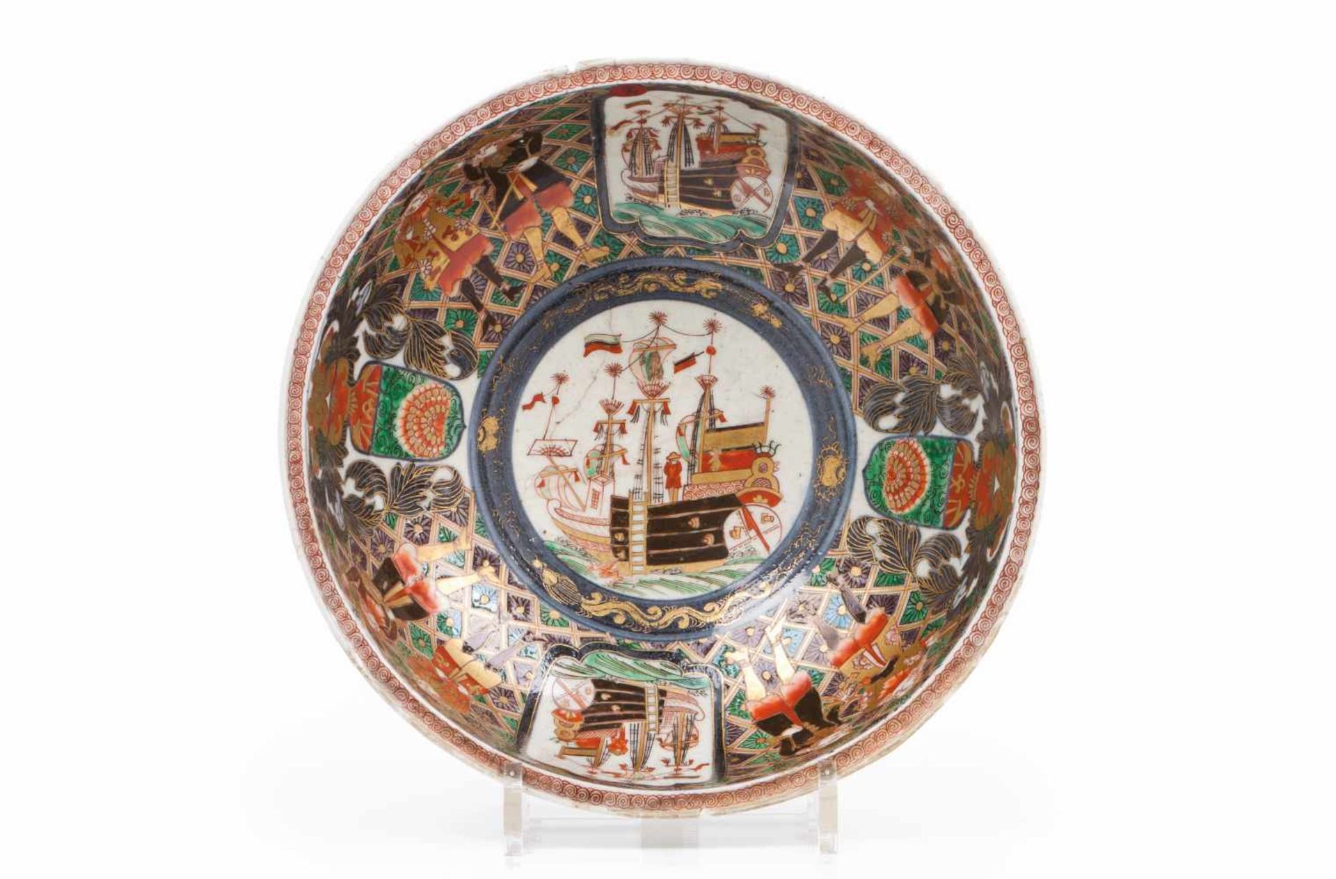 A "Black Ship" bowlJapanese porcelainPolychrome and gilt Imari decorationDepicting cent - Bild 2 aus 2