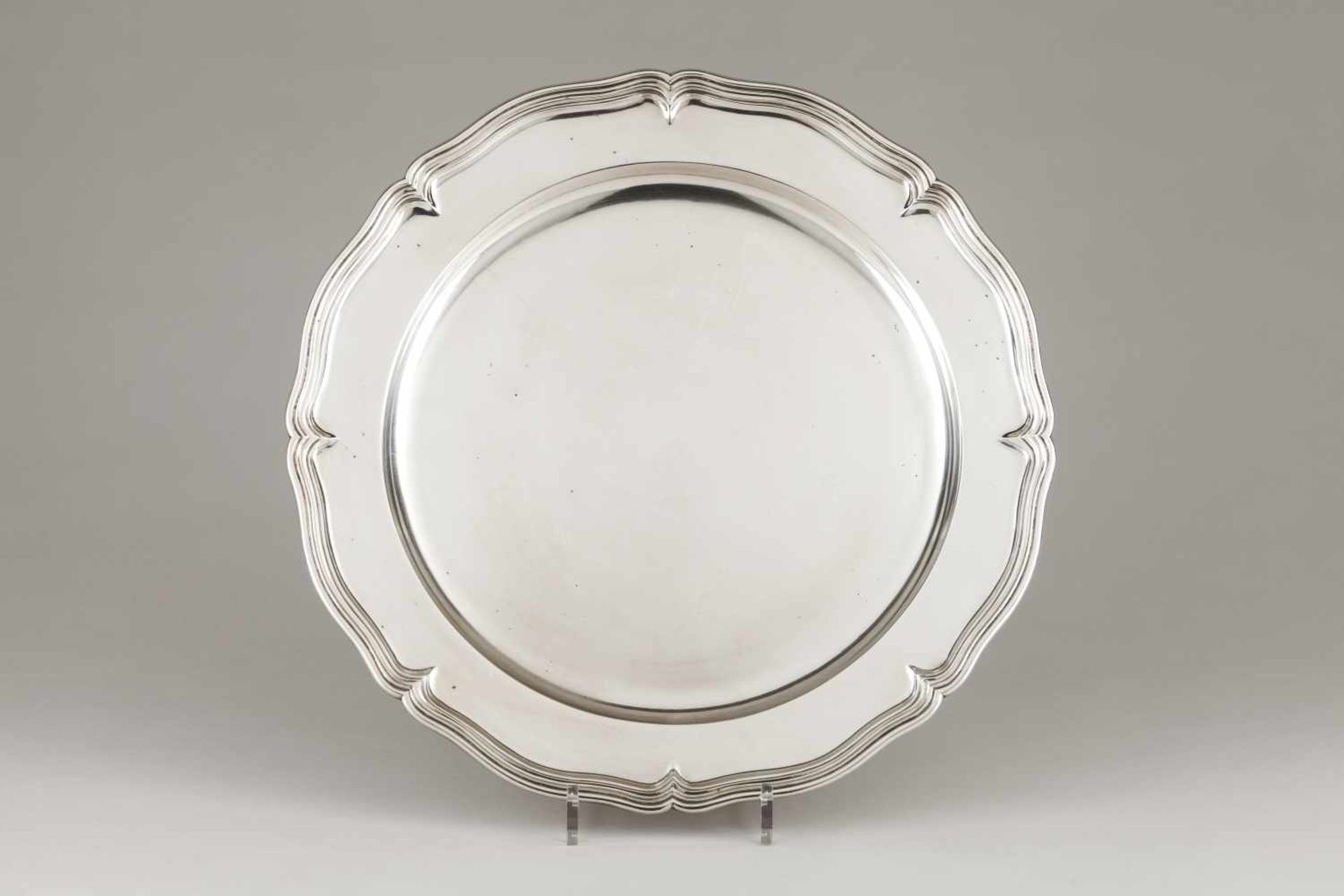 A serving dishPortuguese silverPlain base of grooved lip and scalloped rim with friezeL