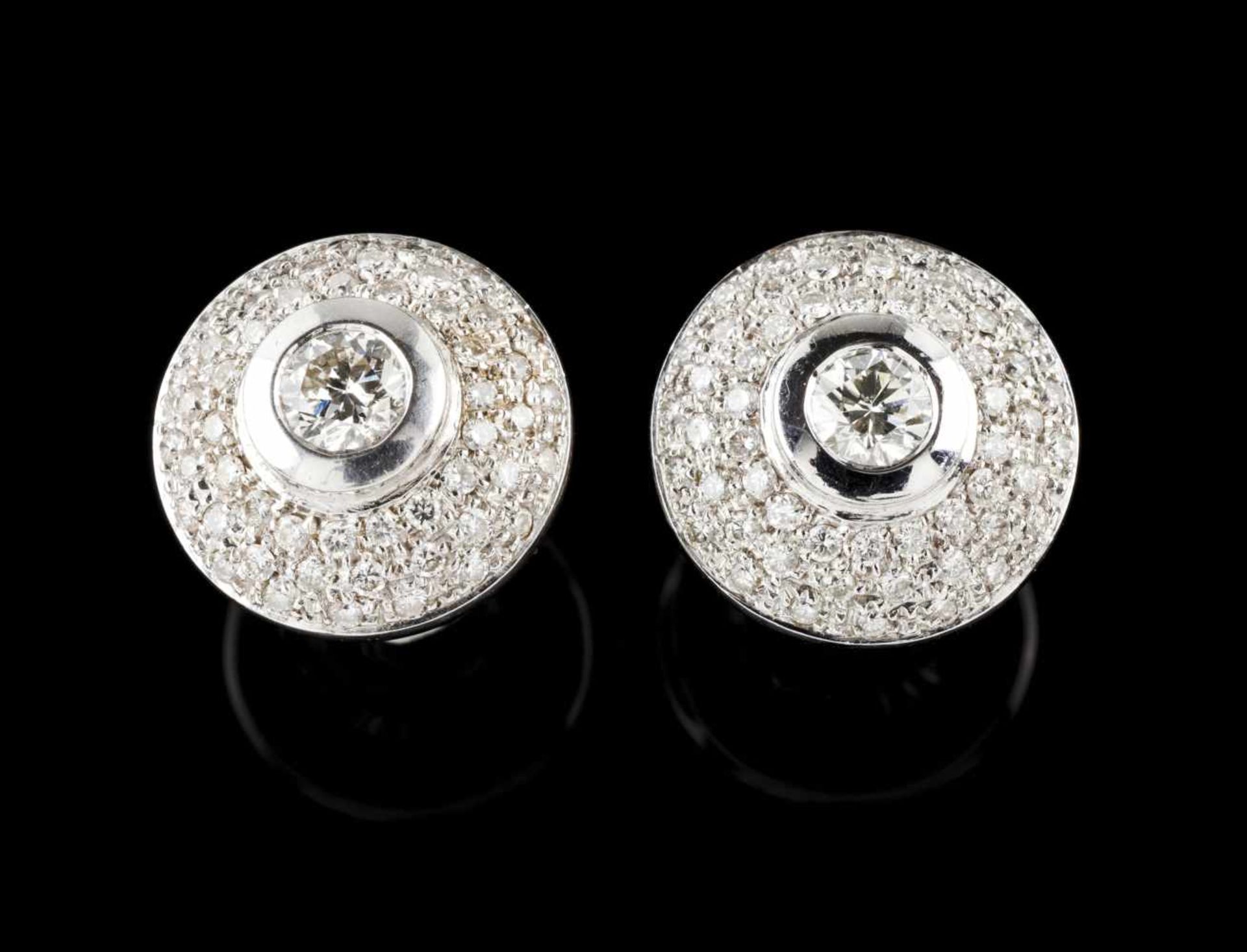 A pair of earringsGoldCircular shaped set with brilliant cut diamonds pave the central (ca.