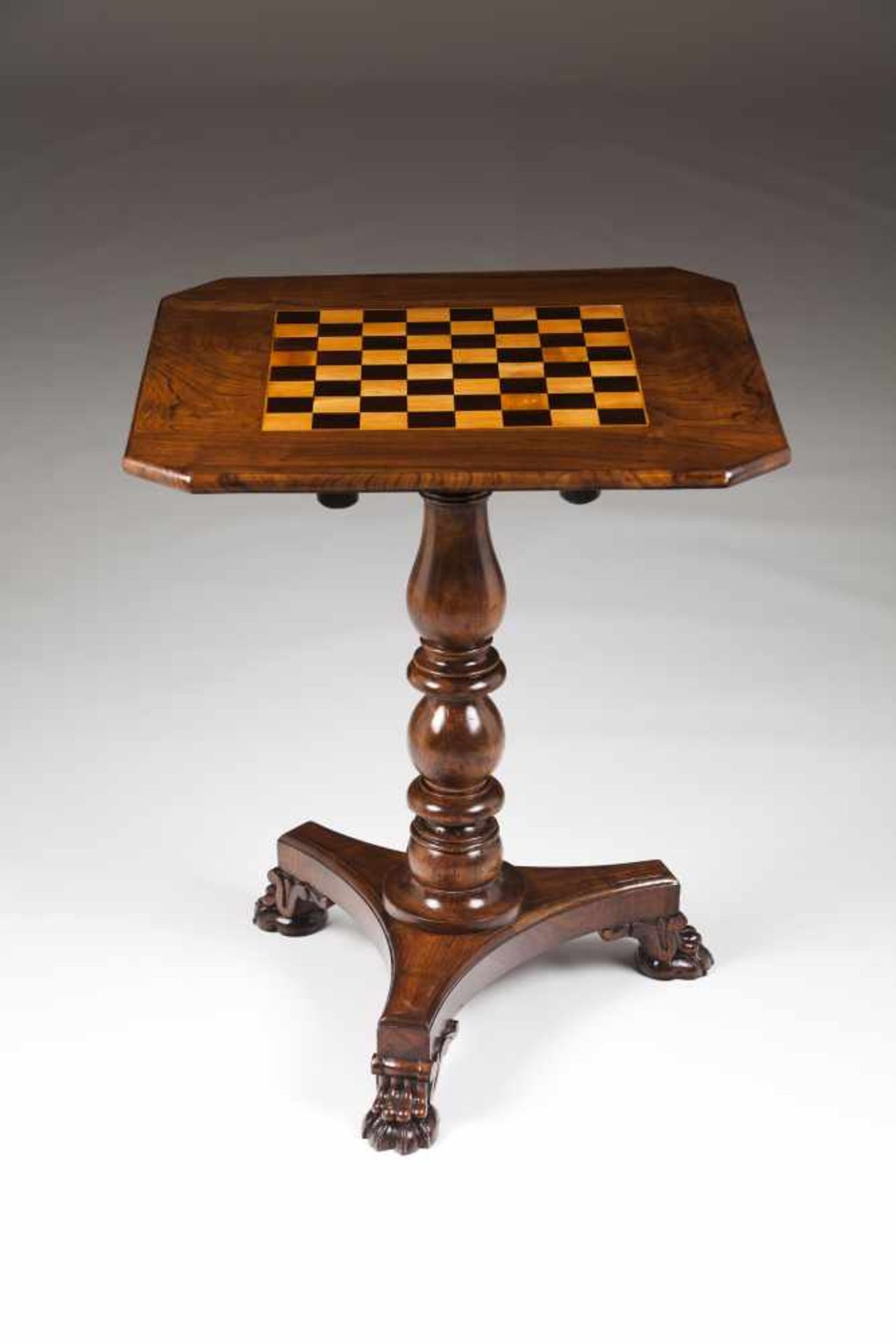 A tripod games tableWalnutChequered inlaid topClaw feet73x60x60 cm